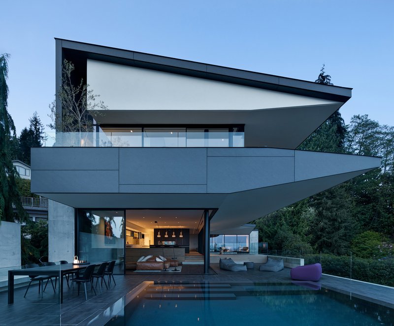 Eaves House: Contemporary Modern Living in West Vancouver
