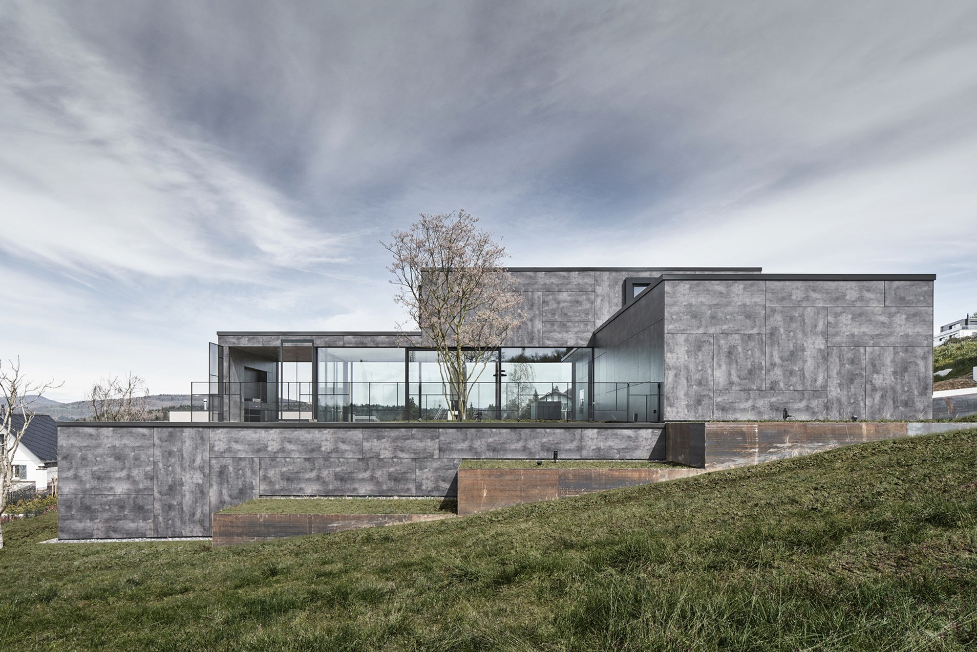 House Riken by Tormen Architekten AG: Harmonizing Modern Luxury with Panoramic Swiss Views