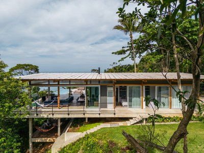 Toque-Toque House by Nitsche Arquitetos: A Sustainable Tropical Retreat Integrated with Nature