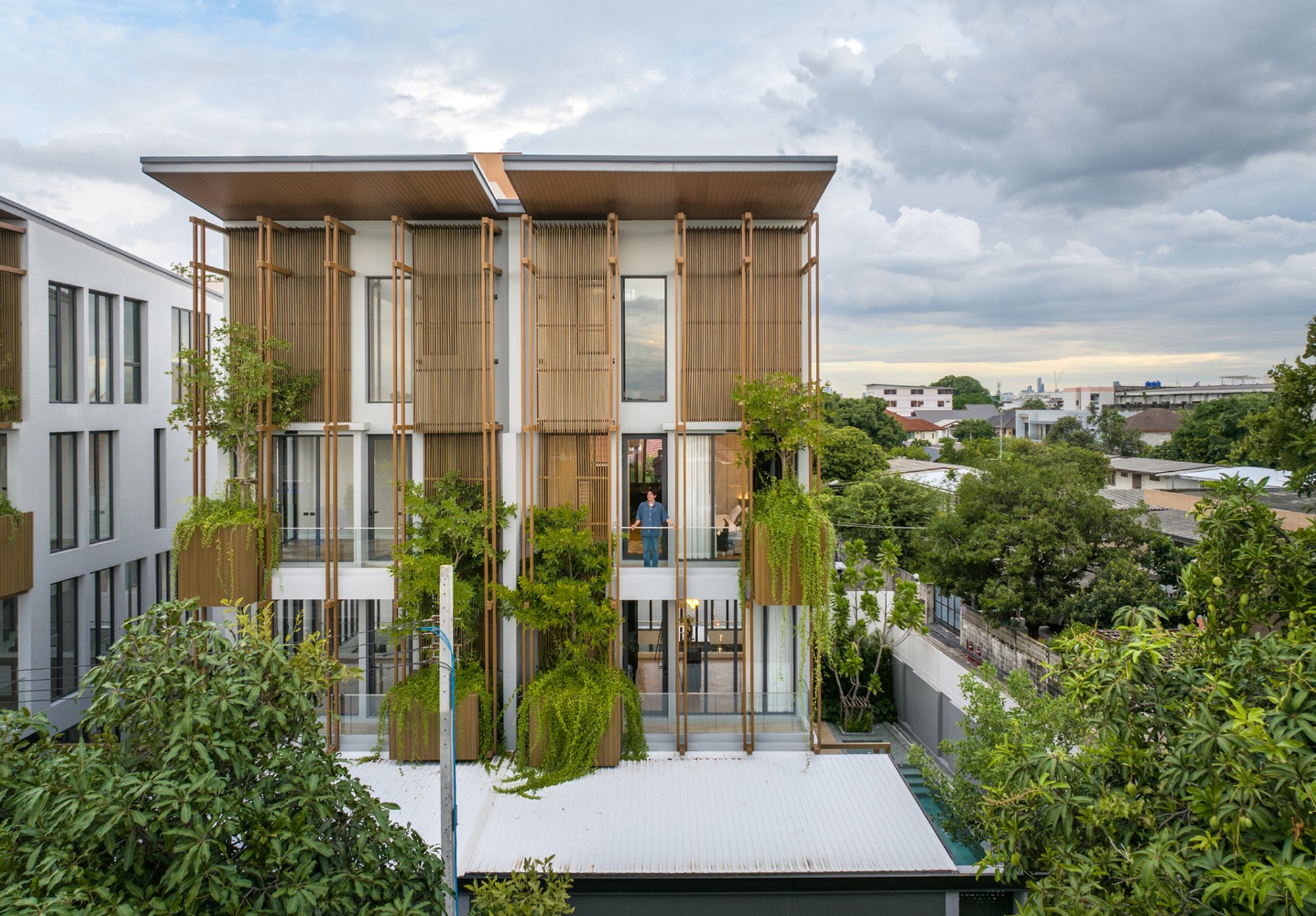 Alive Residence: Harmonizing Urban Living with Nature in Pak Nam, Thailand
