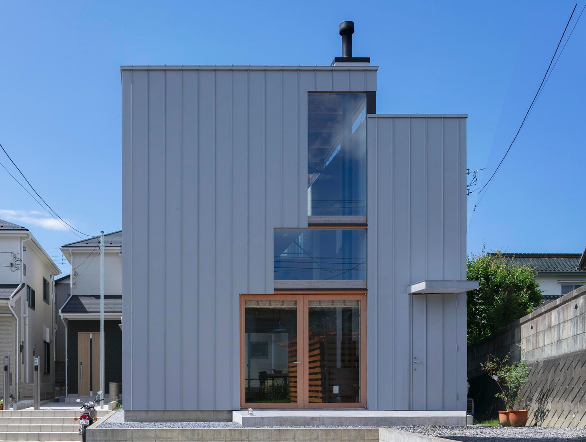 Split House: A Compact Urban Home Blending Privacy, Light, and Flexible Living in Japan