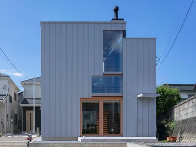 Split House: A Compact Urban Home Blending Privacy, Light, and Flexible Living in Japan