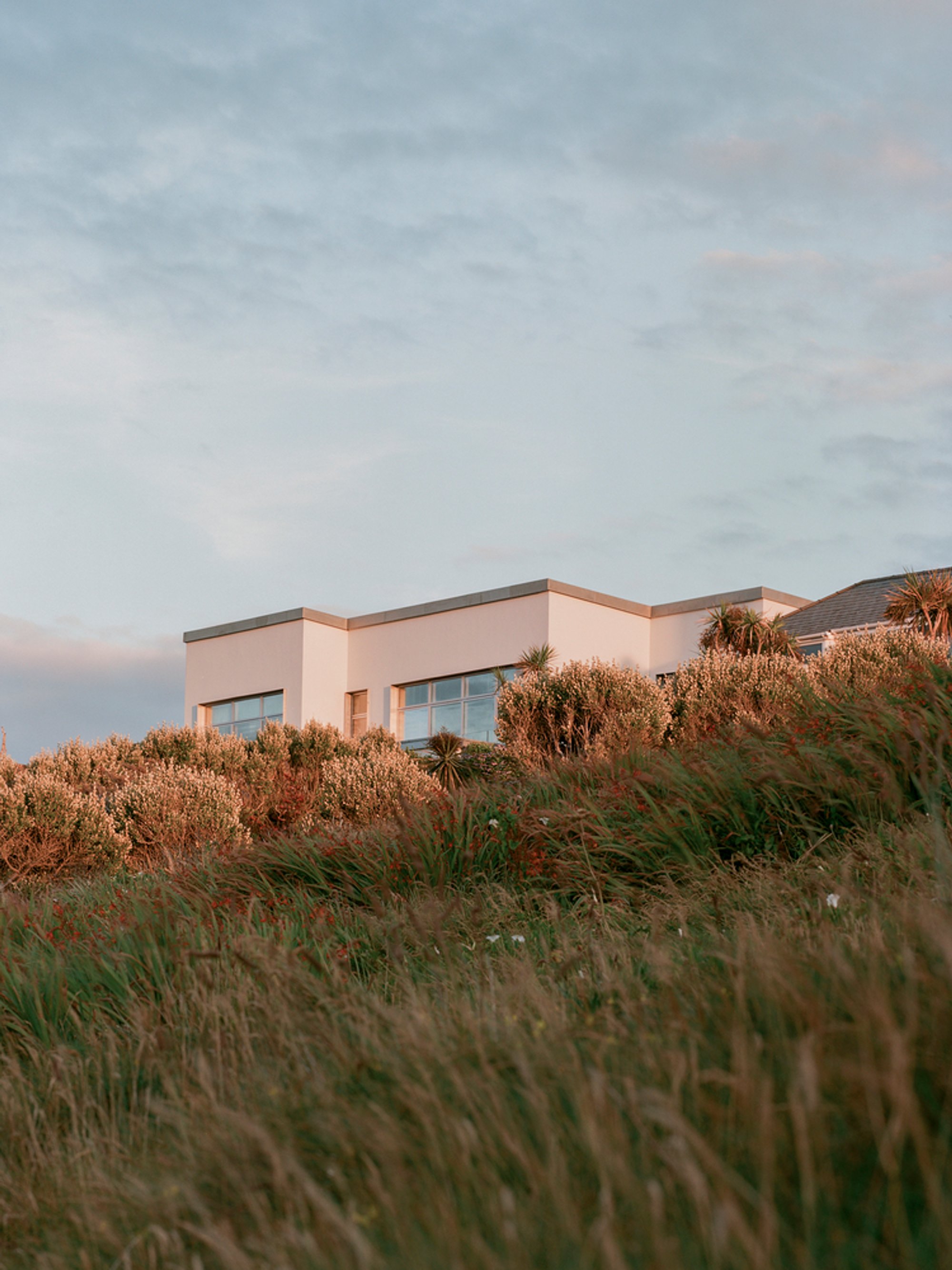 Esplanade House by Of Architecture: A Minimal Coastal Residence Redefining British Seaside Living