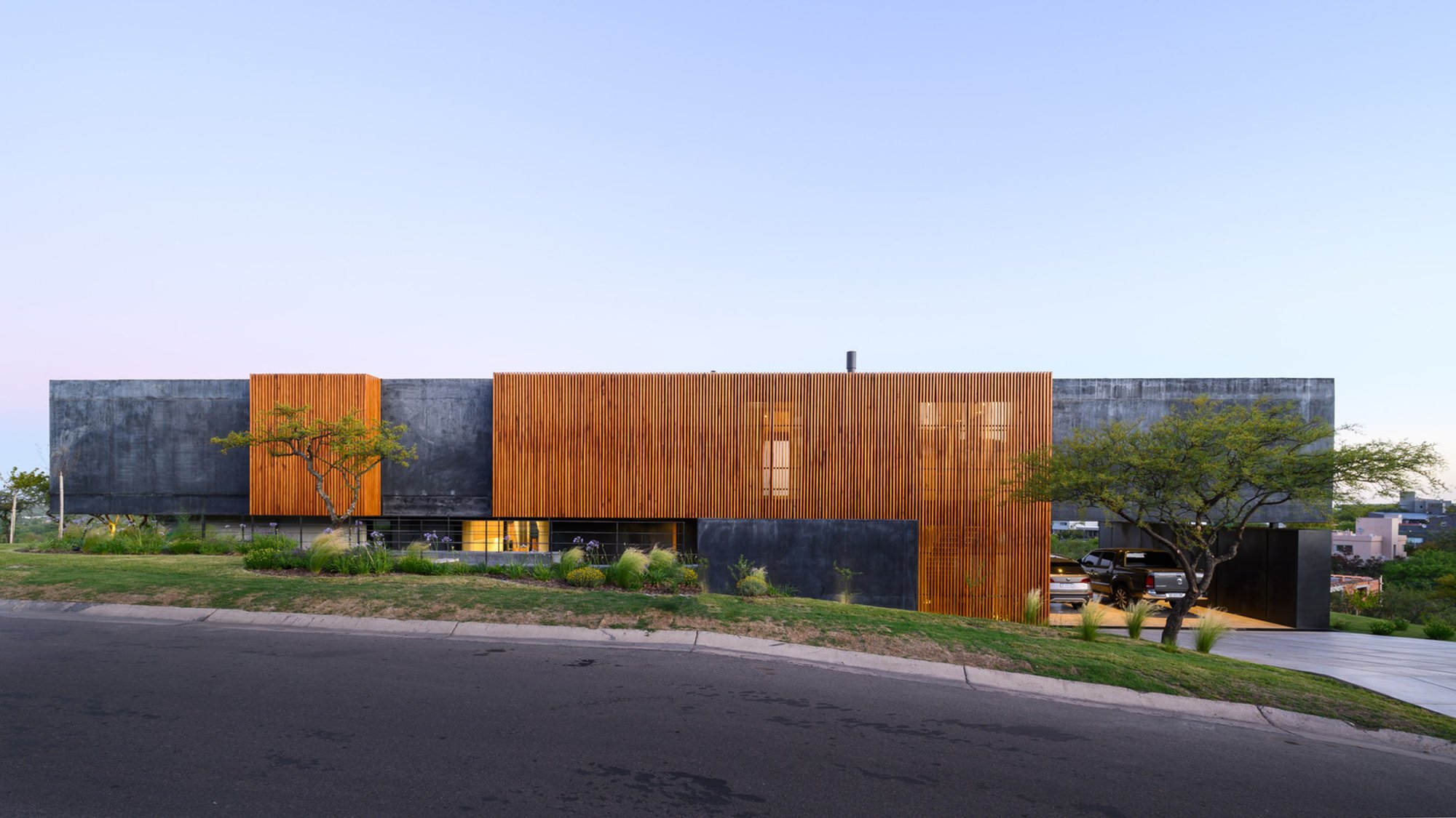 Black House by AR Arquitectos: A Bold Expression of Concrete Living in Argentina