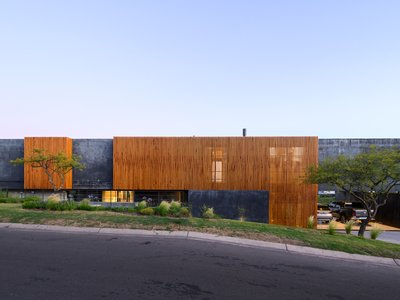 Black House by AR Arquitectos: A Bold Expression of Concrete Living in Argentina