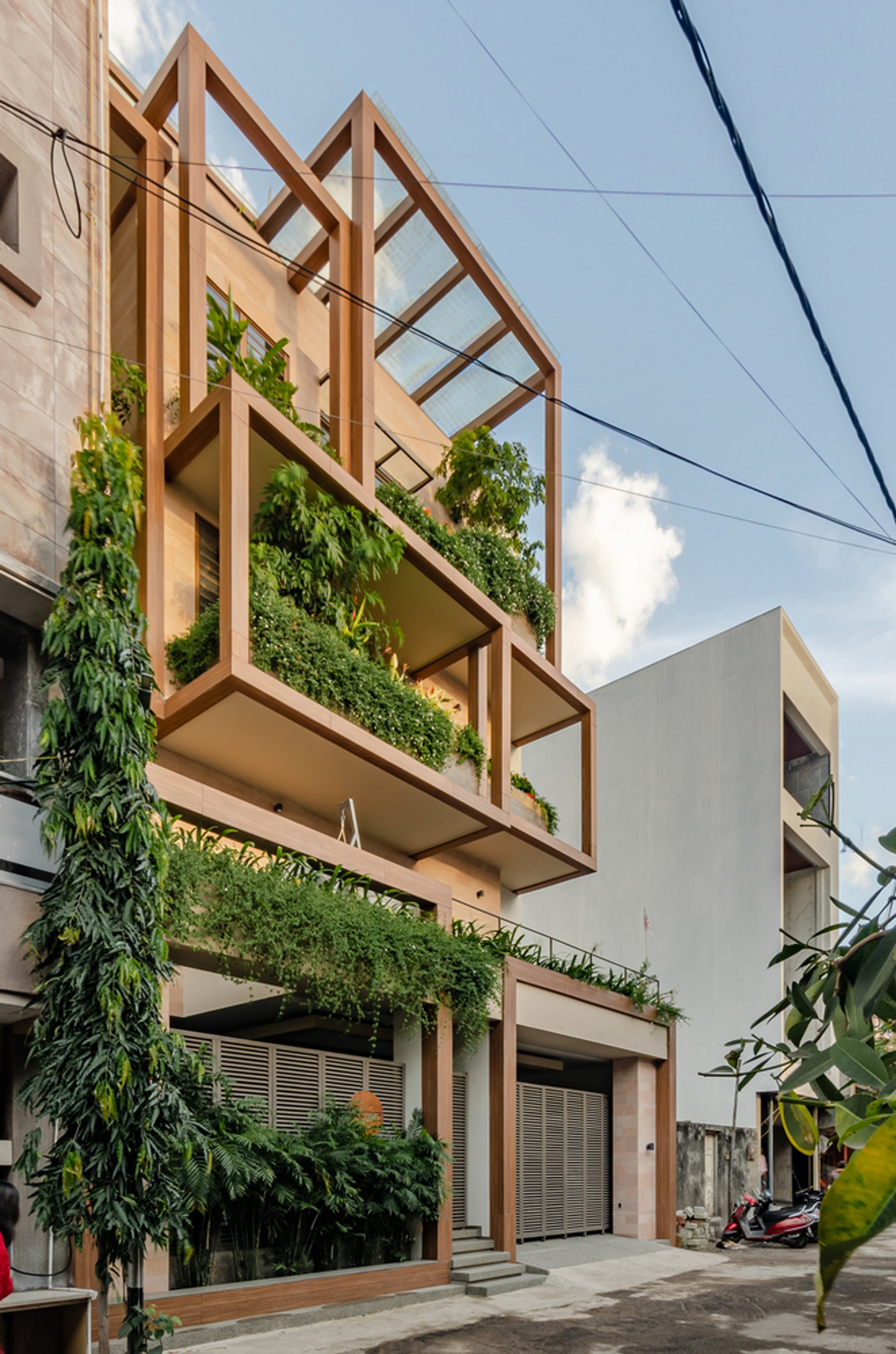 The Breathing House in Surat: Courtyard-Centered Sustainable Living by AANGAN Architects