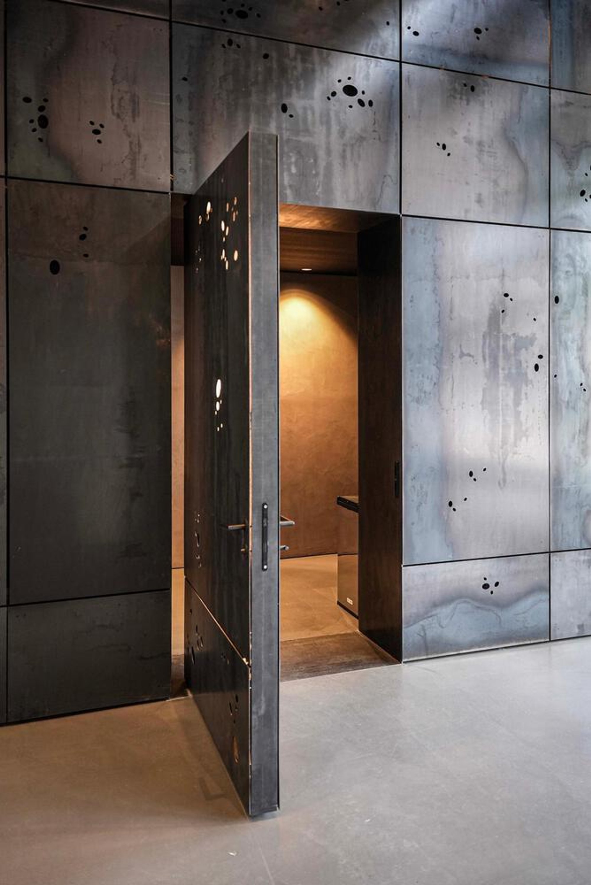 Industry Meets Design: Steel Pivot Doors Transform a Modern Production Hall in Austria