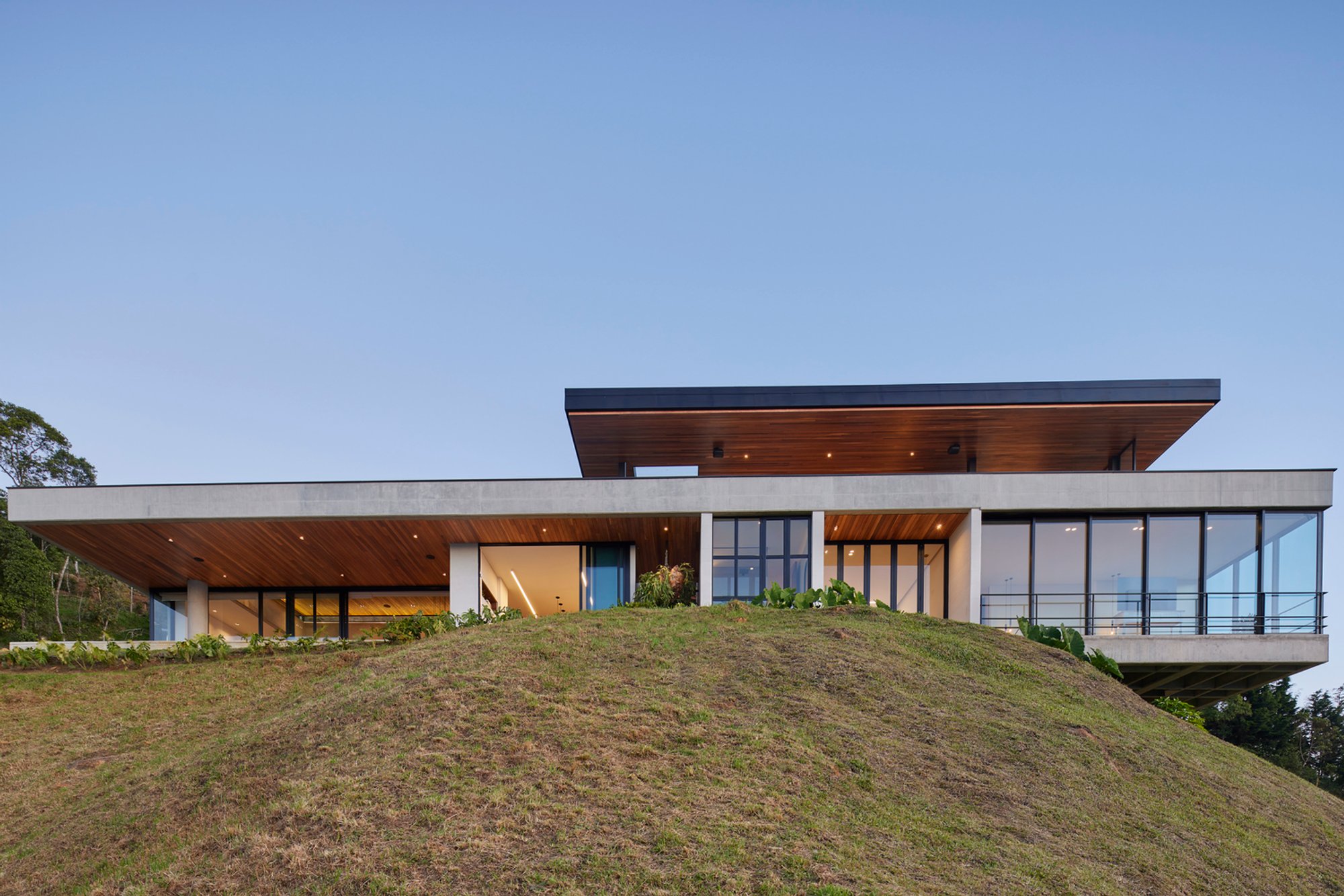Balcony House in Medellín by Bassico Arquitectos: A Contemporary Residence Framing the Mountain Landscape