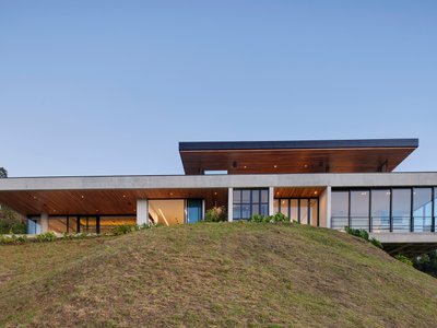 Balcony House in Medellín by Bassico Arquitectos: A Contemporary Residence Framing the Mountain Landscape
