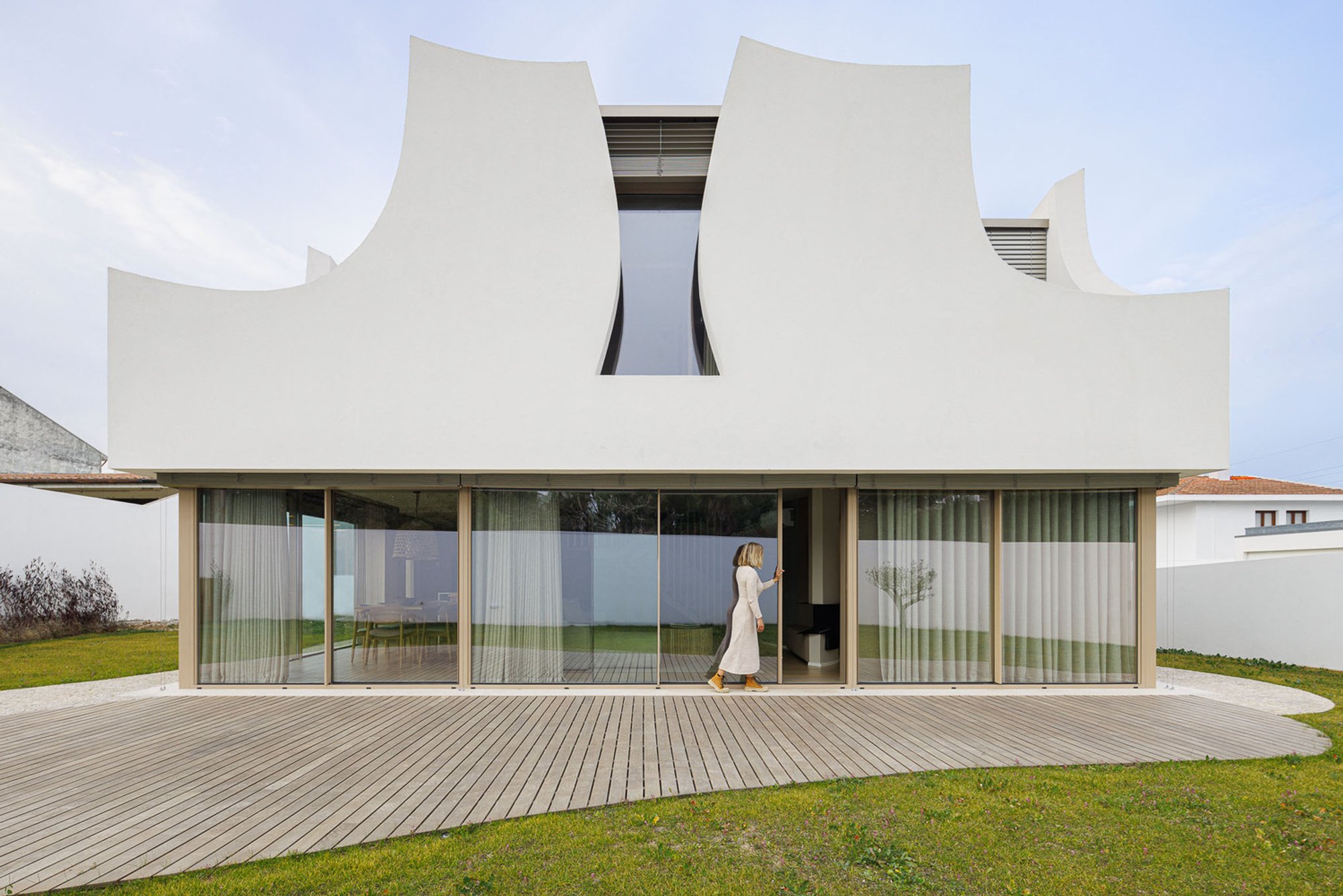 House “Patios of Petals” by Sandra Micaela Casinha Atelier: A Fusion of Nature, Light, and Organic Architecture