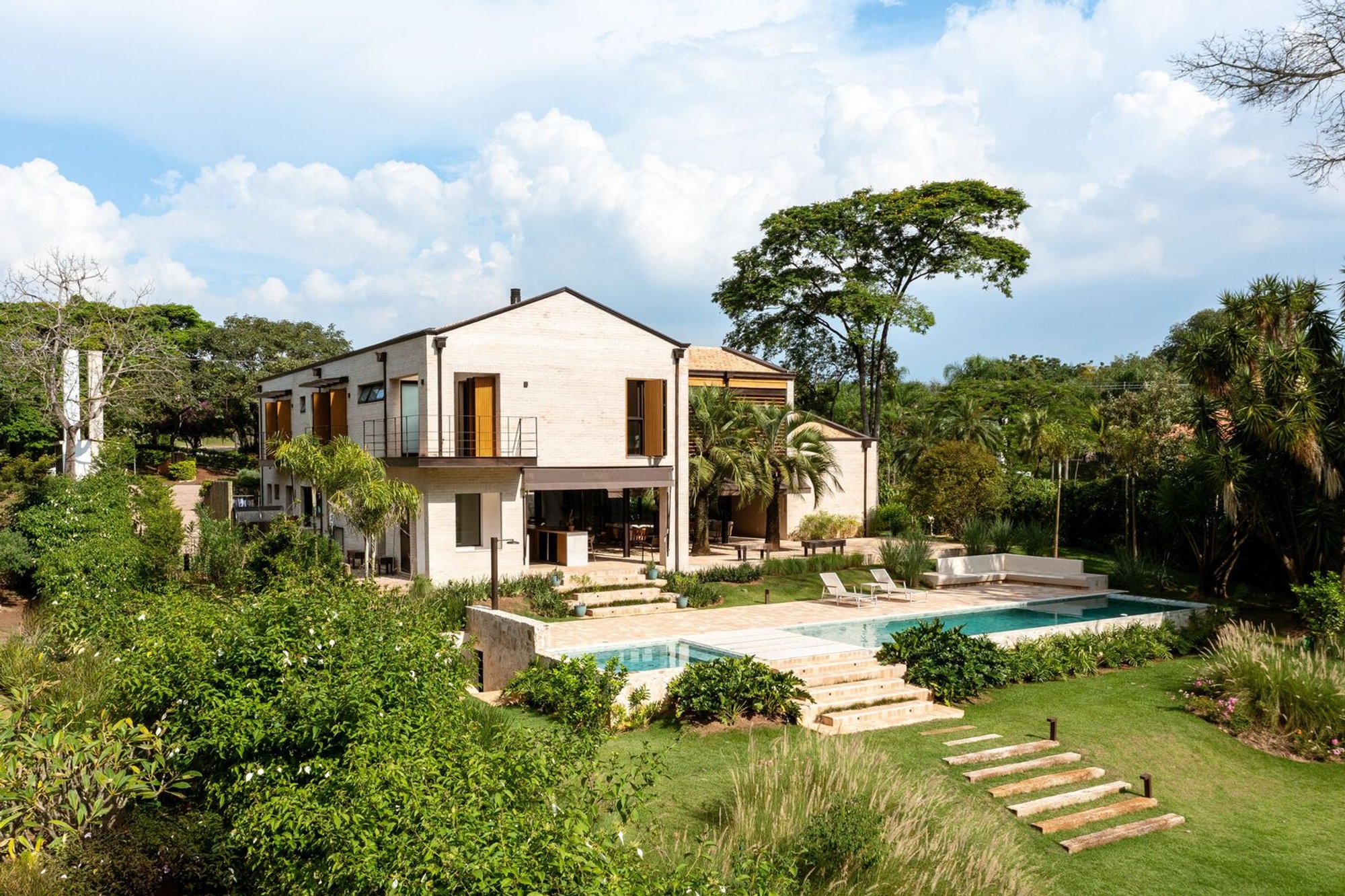 House in Itu by Lucio Fleury Arquitetura: A Modern Italian-Brazilian Residential Design