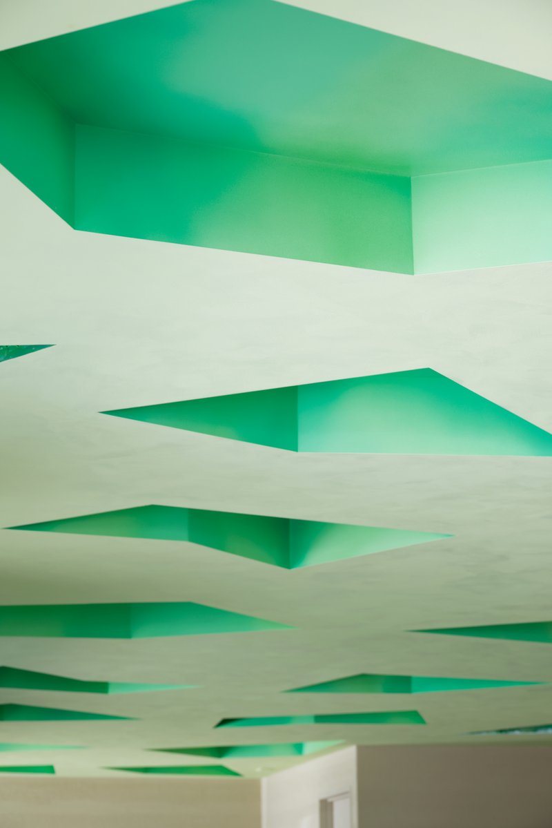 Close-up of the green-cavity ceiling pattern from below