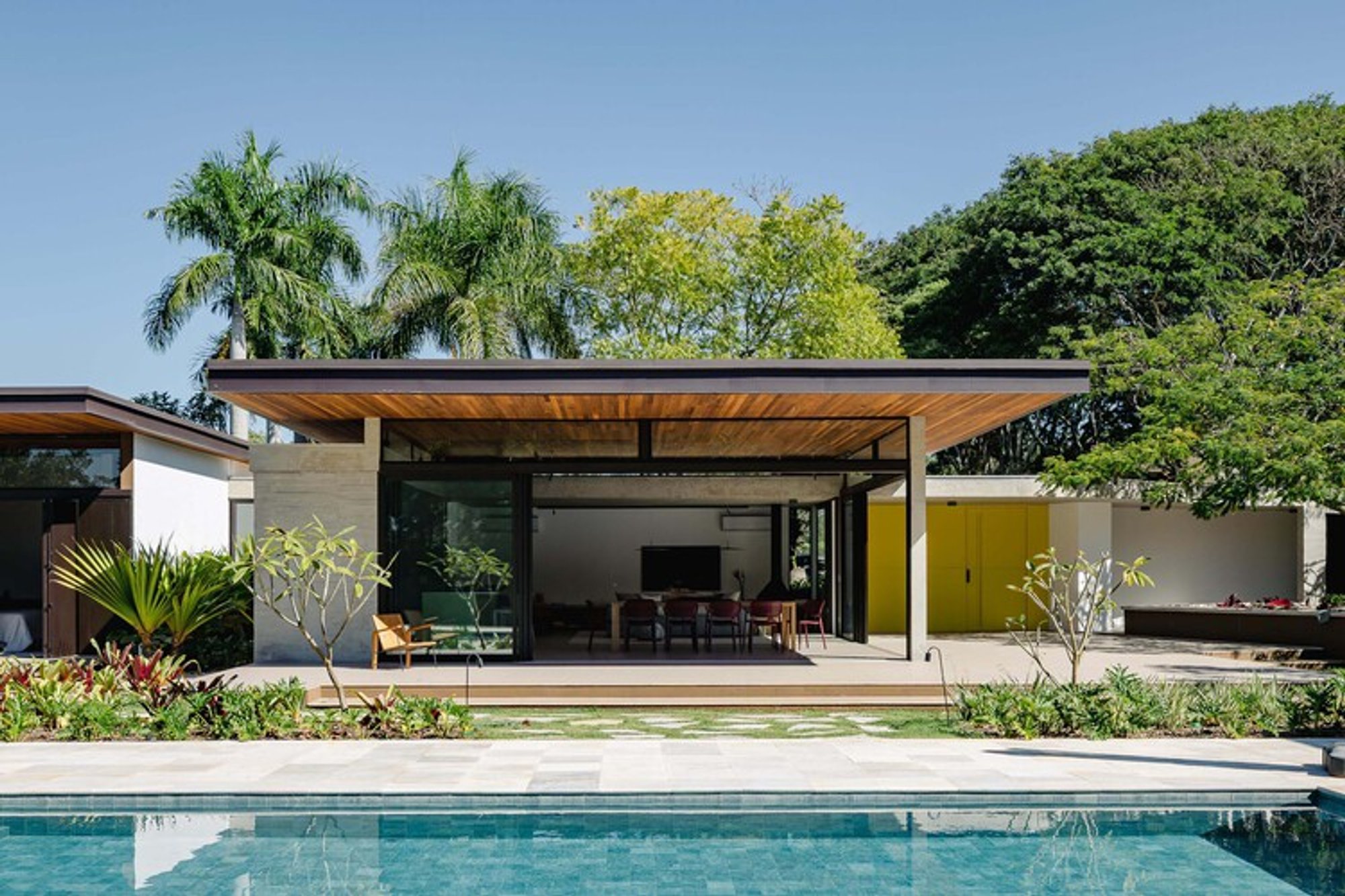 Flamboyant House by Juliana Camargo + Prumo Projetos