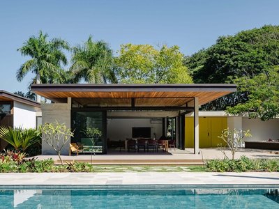 Flamboyant House by Juliana Camargo + Prumo Projetos