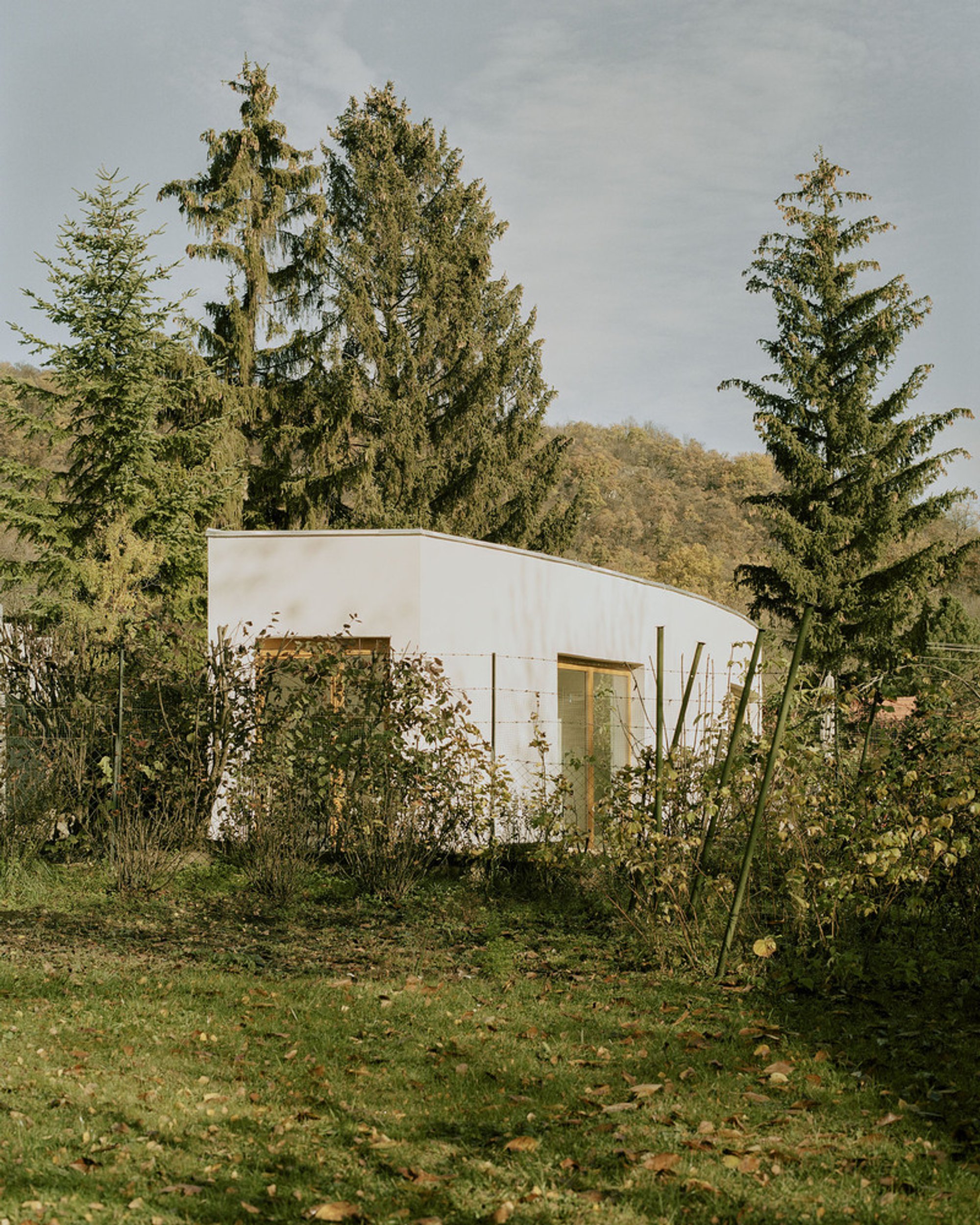 House and Atelier Among the Foothills of Buda by GUBAHÁMORI: Harmonious Residential Design in Remeteszőlős, Hungary