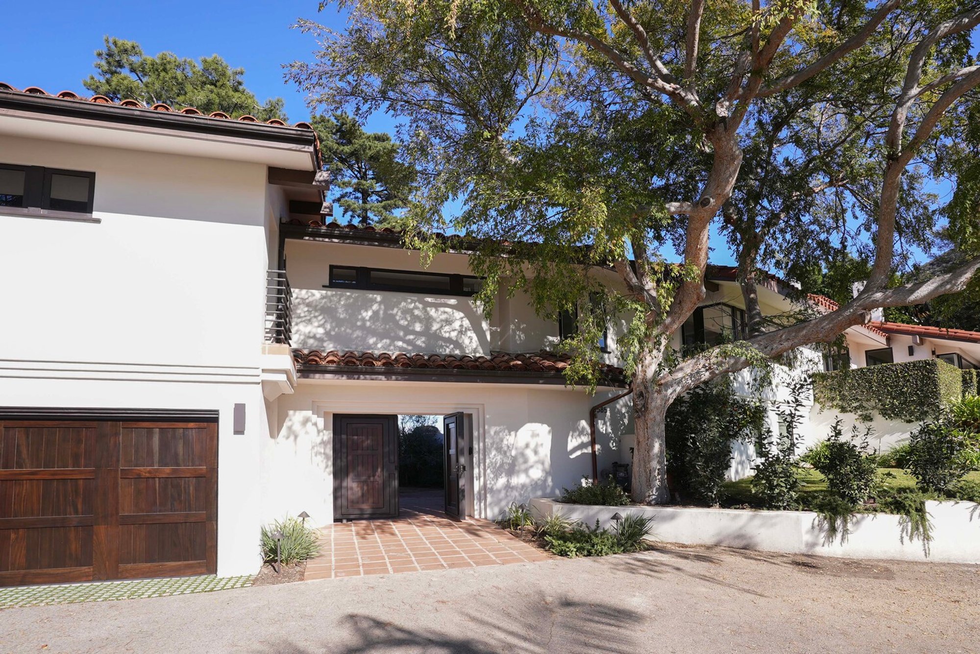 Opening Up the View: Heavy-Weight Pivot Doors Create a Striking Entrance in West Hollywood
