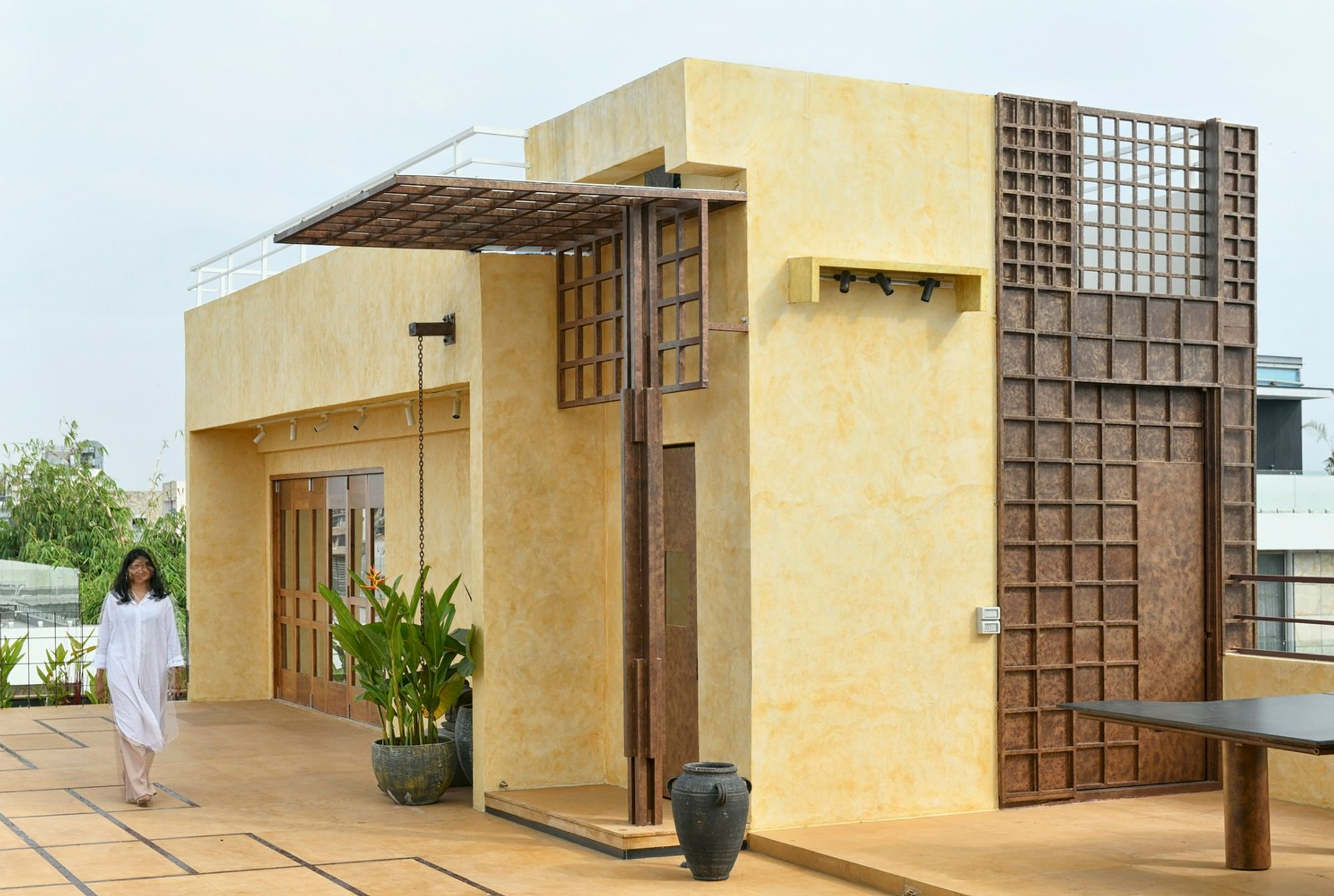 Dusk House by naav studio: A Tropical Modern Terrace Retreat in Hyderabad
