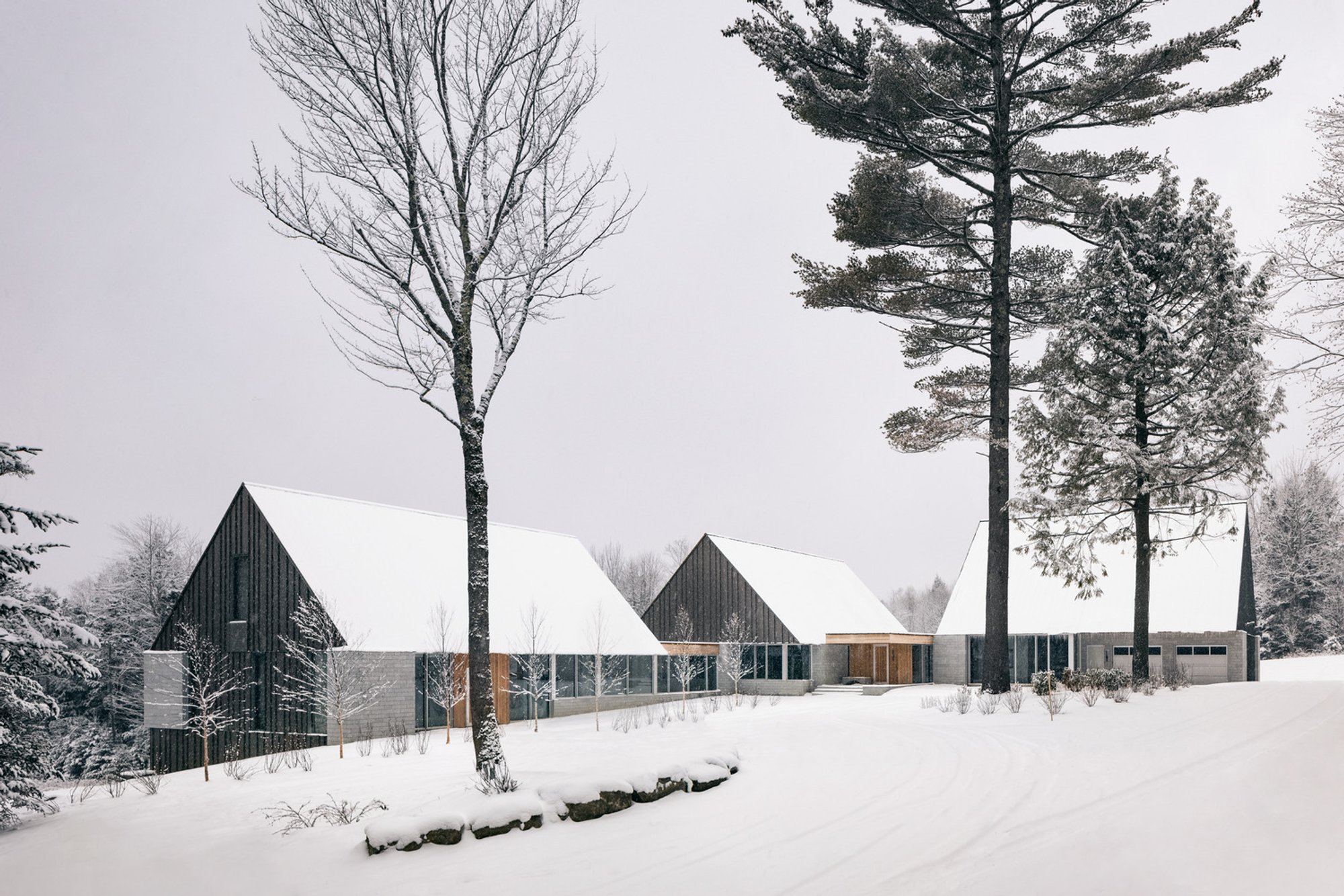 Three Summits Residence by NÓS: A Multigenerational Mountain Retreat Rooted in Landscape and Architectural Primitivism