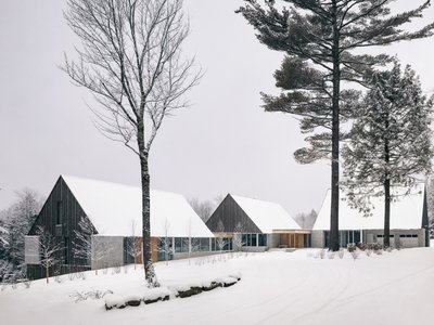 Three Summits Residence by NÓS: A Multigenerational Mountain Retreat Rooted in Landscape and Architectural Primitivism