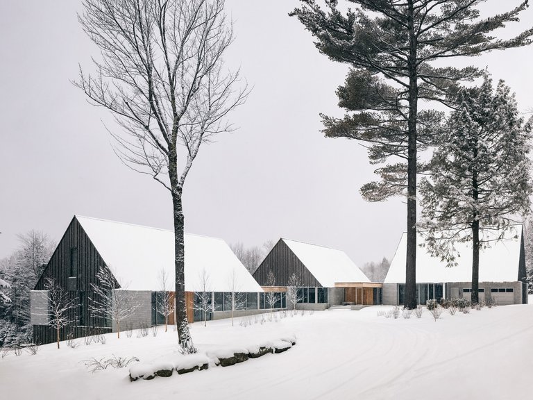 Three Summits Residence by NÓS: A Multigenerational Mountain Retreat Rooted in Landscape and Architectural Primitivism