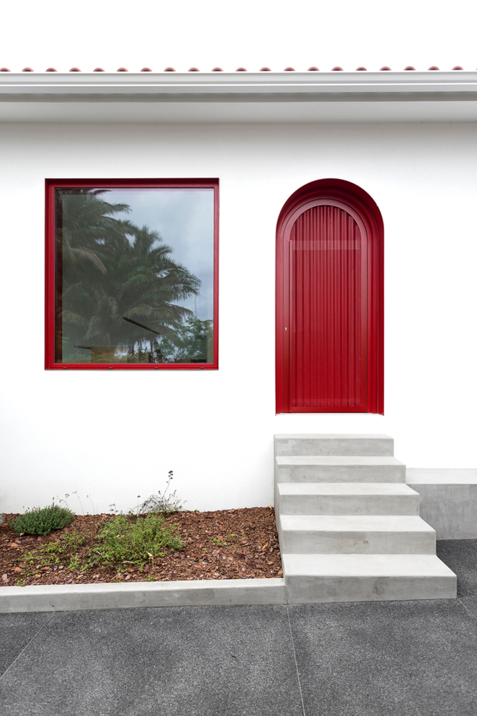 Vila Venus Sol Apartment by COM/O atelier: Modern Renovation Embracing Light, Sea Views, and Sustainable Design