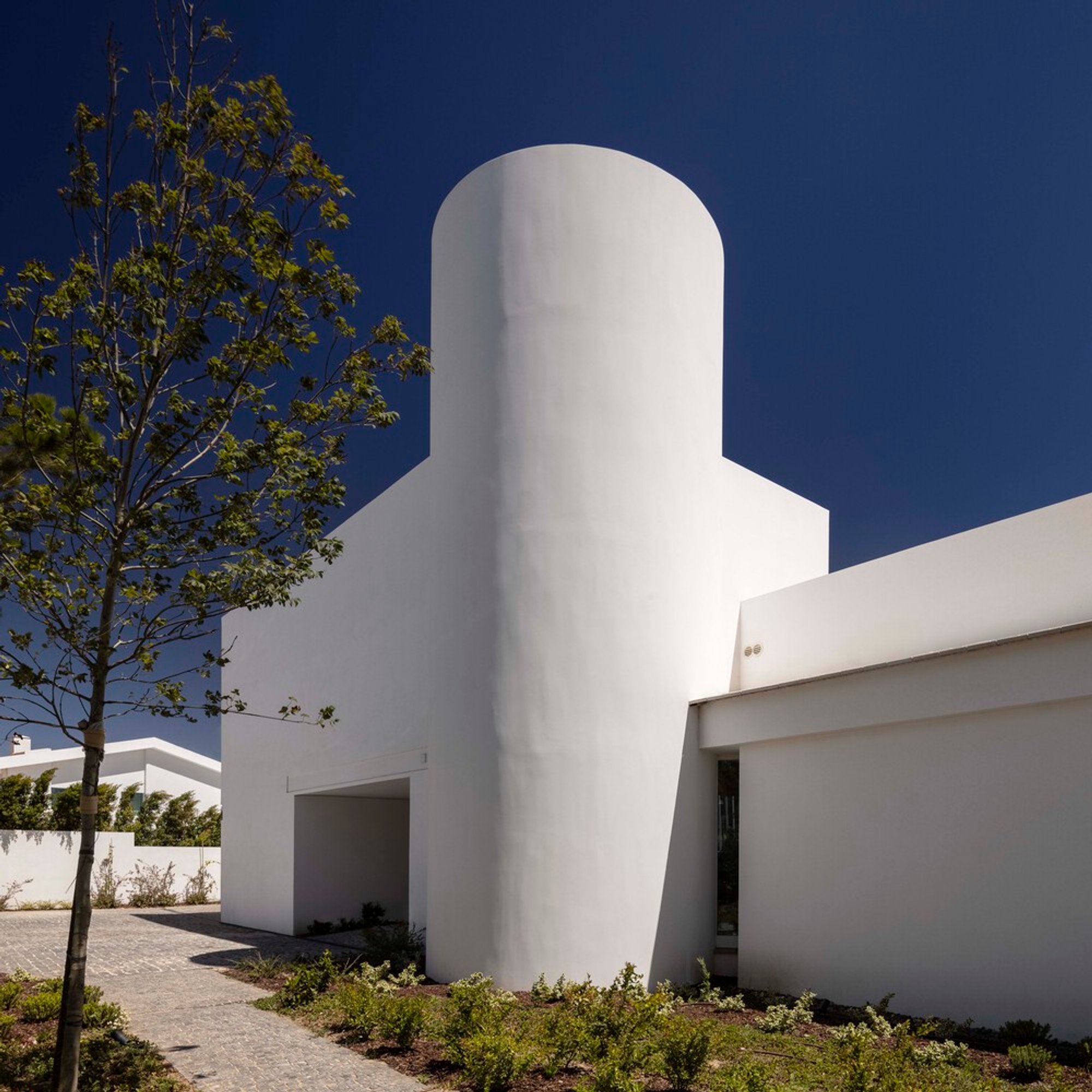Santo António House by José Adrião Arquitetos: Modern Renovation in Estoril, Portugal