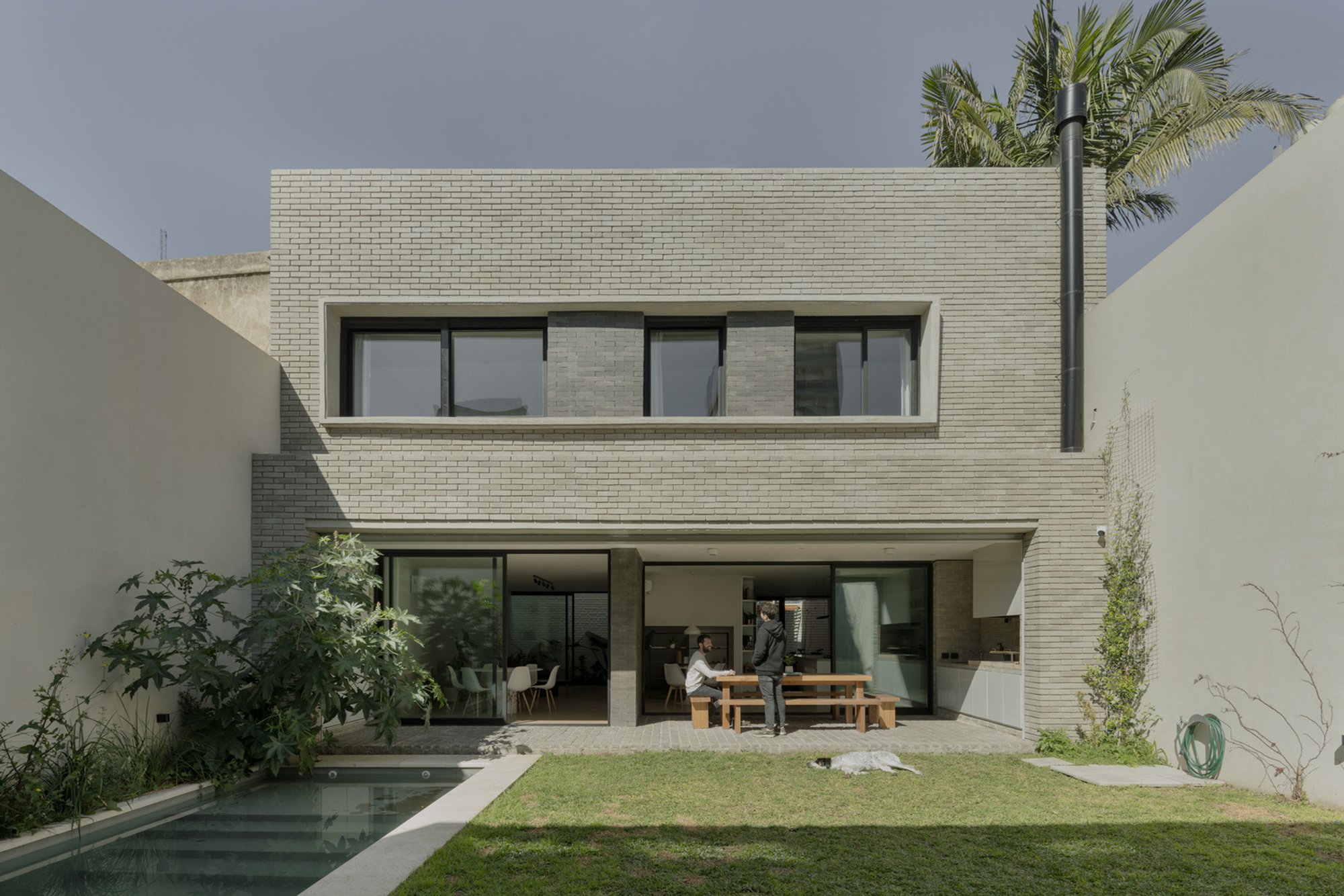 Hidden House: A Private Urban Retreat by Estudio STGO in Rosario