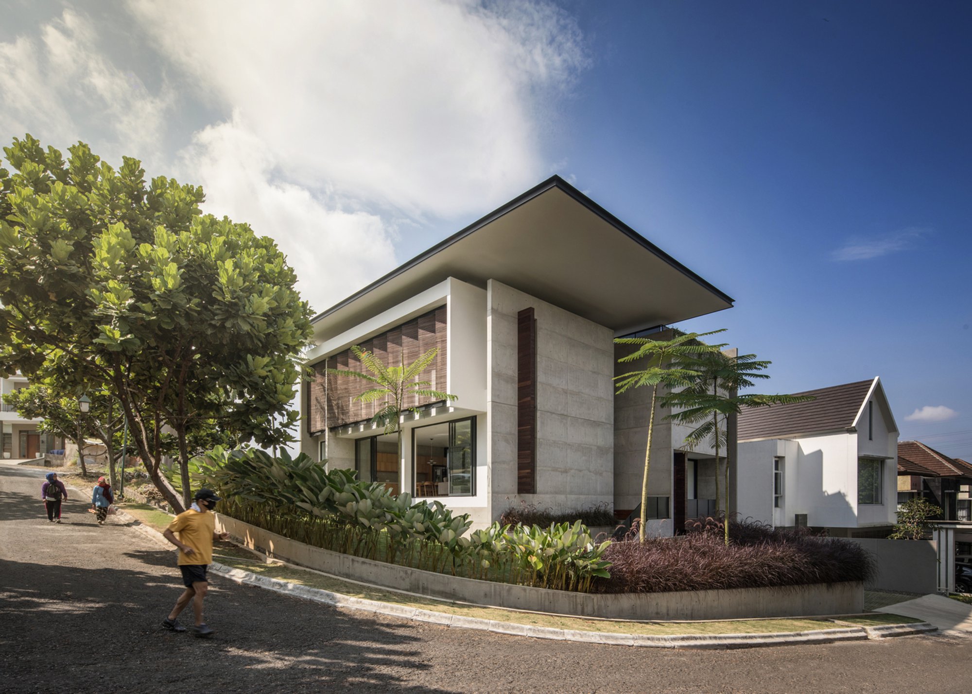 Springhills House in Bandung: A Tropical Residential Design Rooted in Climate, Materiality, and Modern Architecture