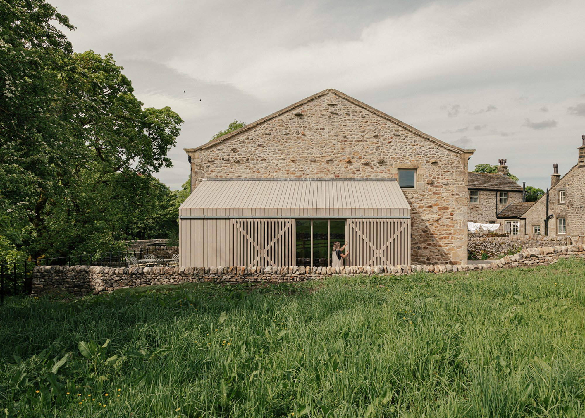 Beck Barn Renovation by Benjamin Wilkes: Contemporary Living in a Historic Yorkshire Dales Barn