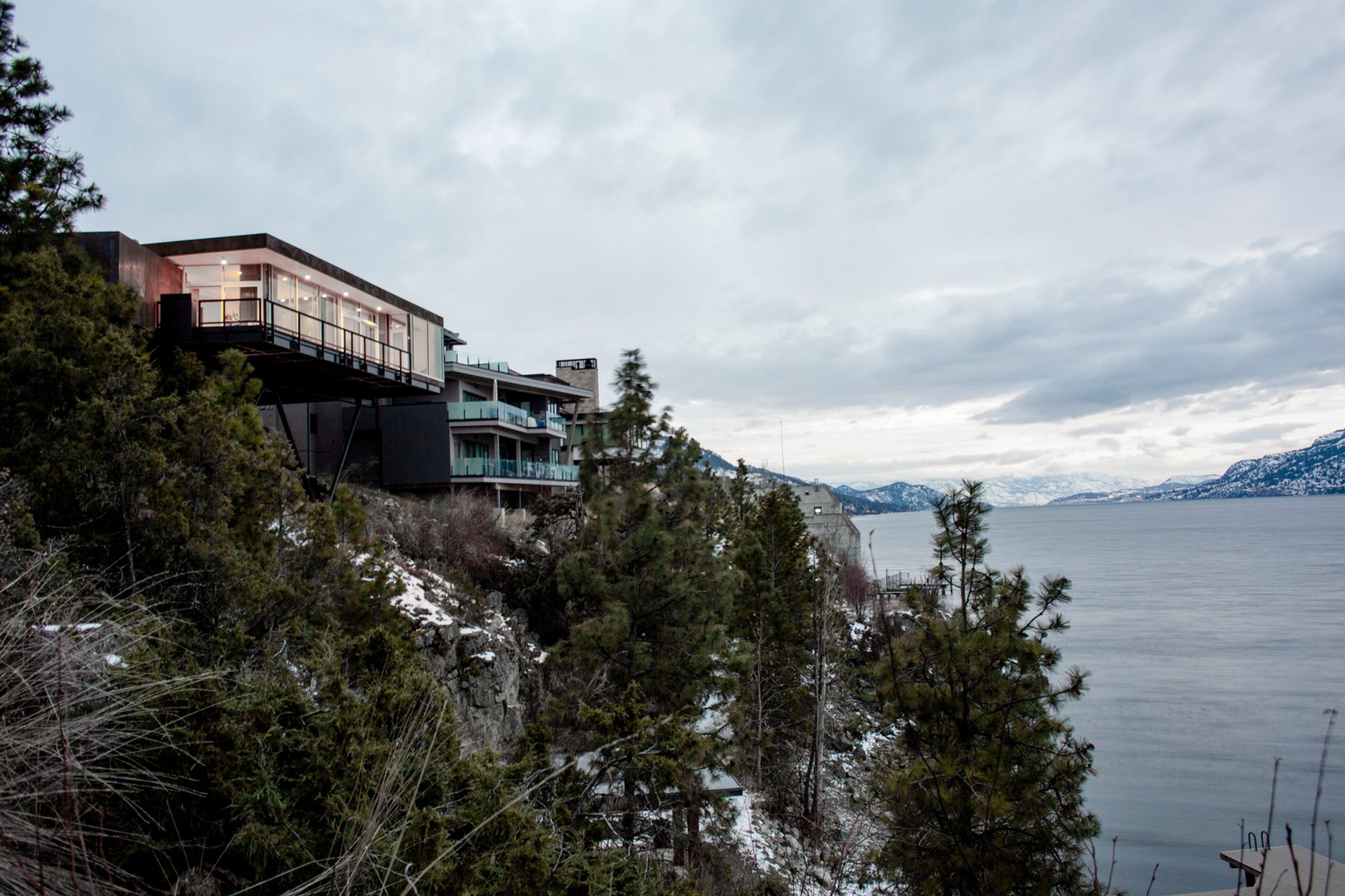 Alton Cliff House: A Harmonious Retreat by f2a Architecture in Lake Country, Canada
