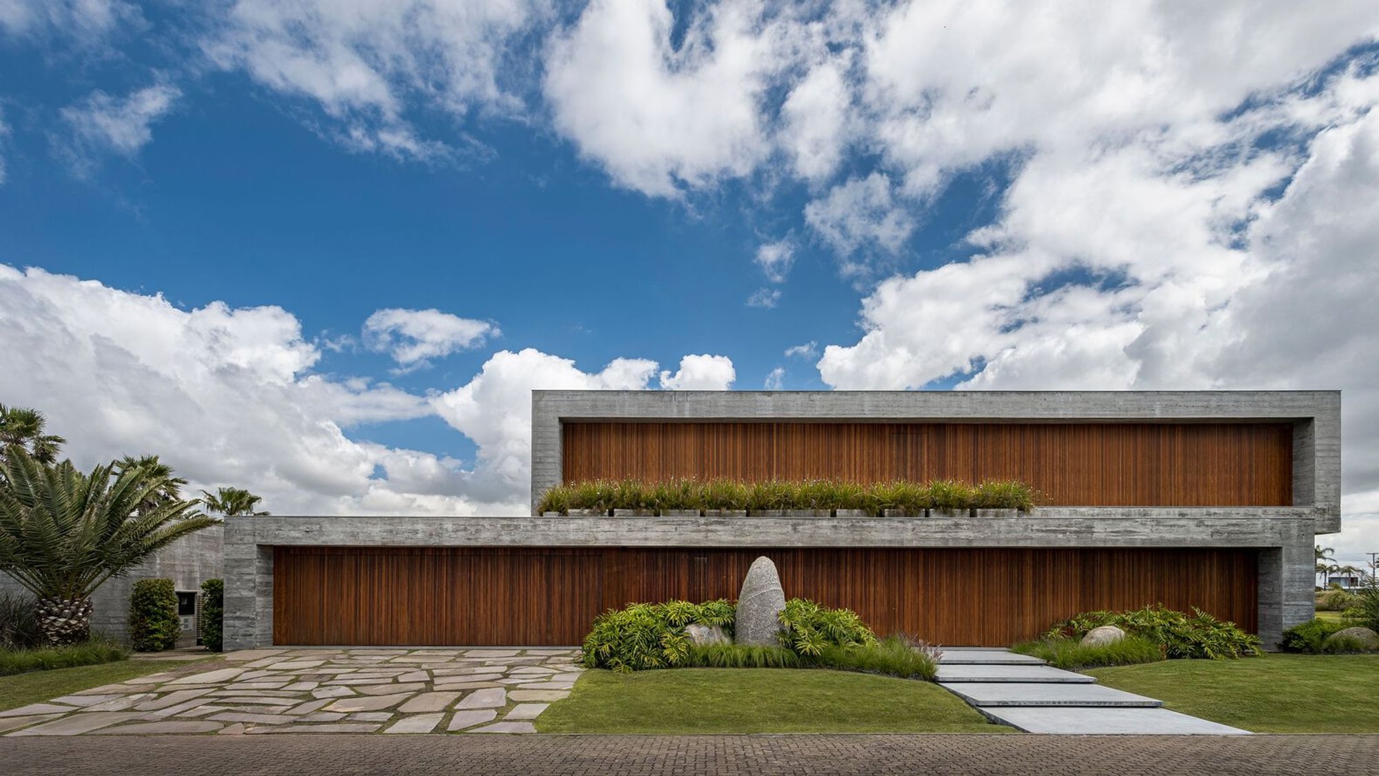 Mare House by Vitório Ecker Arquitetura: A Minimalist Concrete Residence Framing Landscape, Light, and Leisure