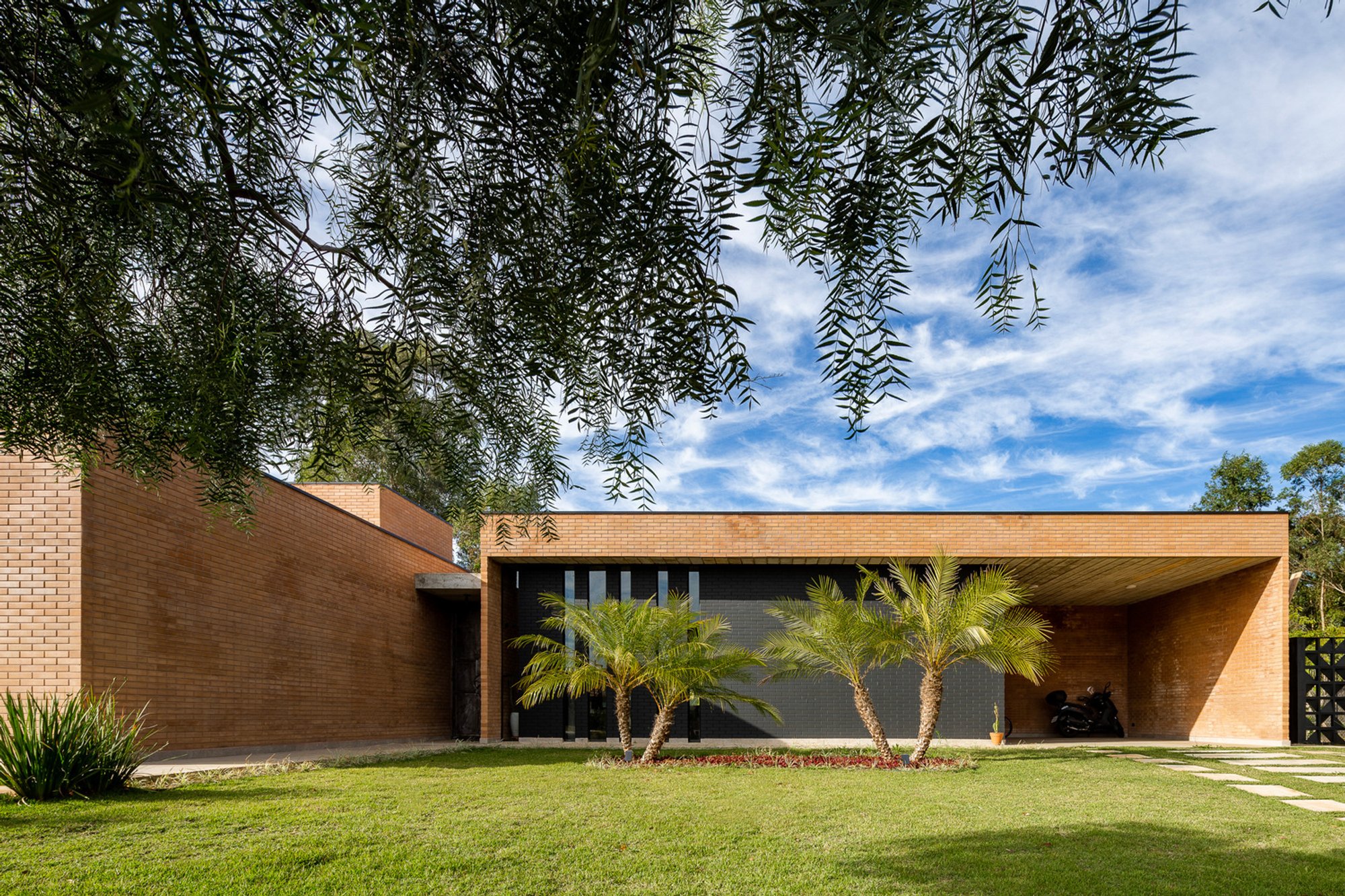 MP House in Cabreúva by Taguá Arquitetura: A Sustainable Brutalist Retreat