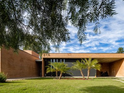MP House in Cabreúva by Taguá Arquitetura: A Sustainable Brutalist Retreat