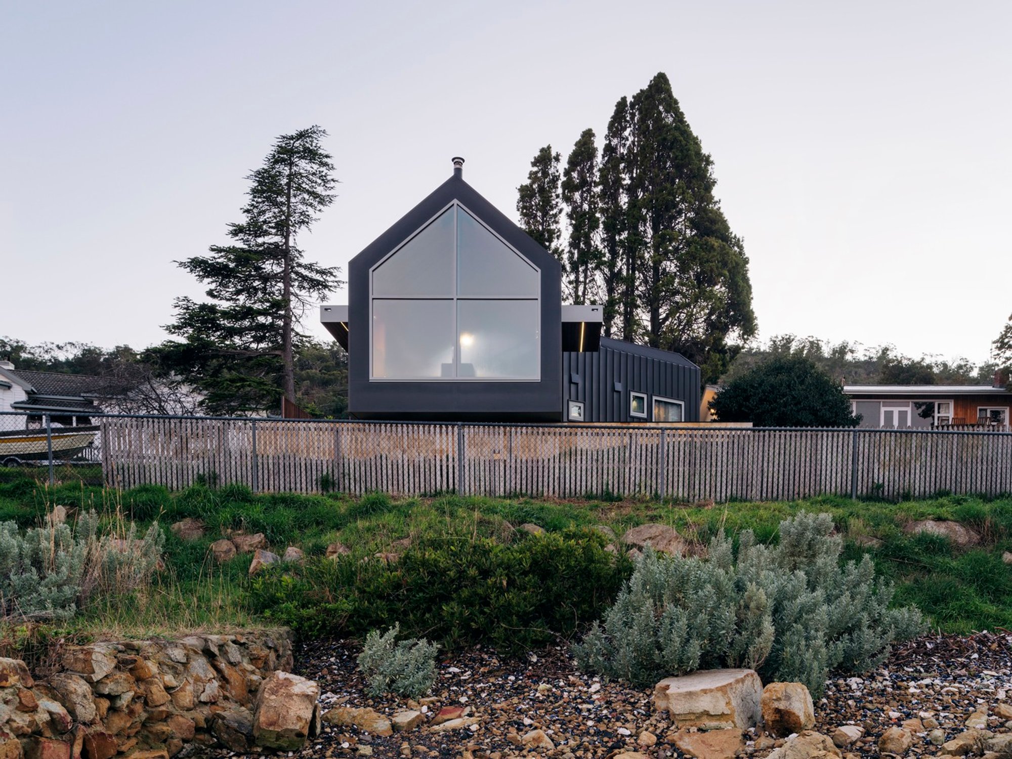 The Boat House by Maguire + Devine Architects: Waterfront Contemporary Living in Southern Tasmania
