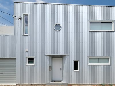 Nigel Grigg Architects Wraps a Melbourne Studio Garage in Corrugated Metal on a Triangular Lot