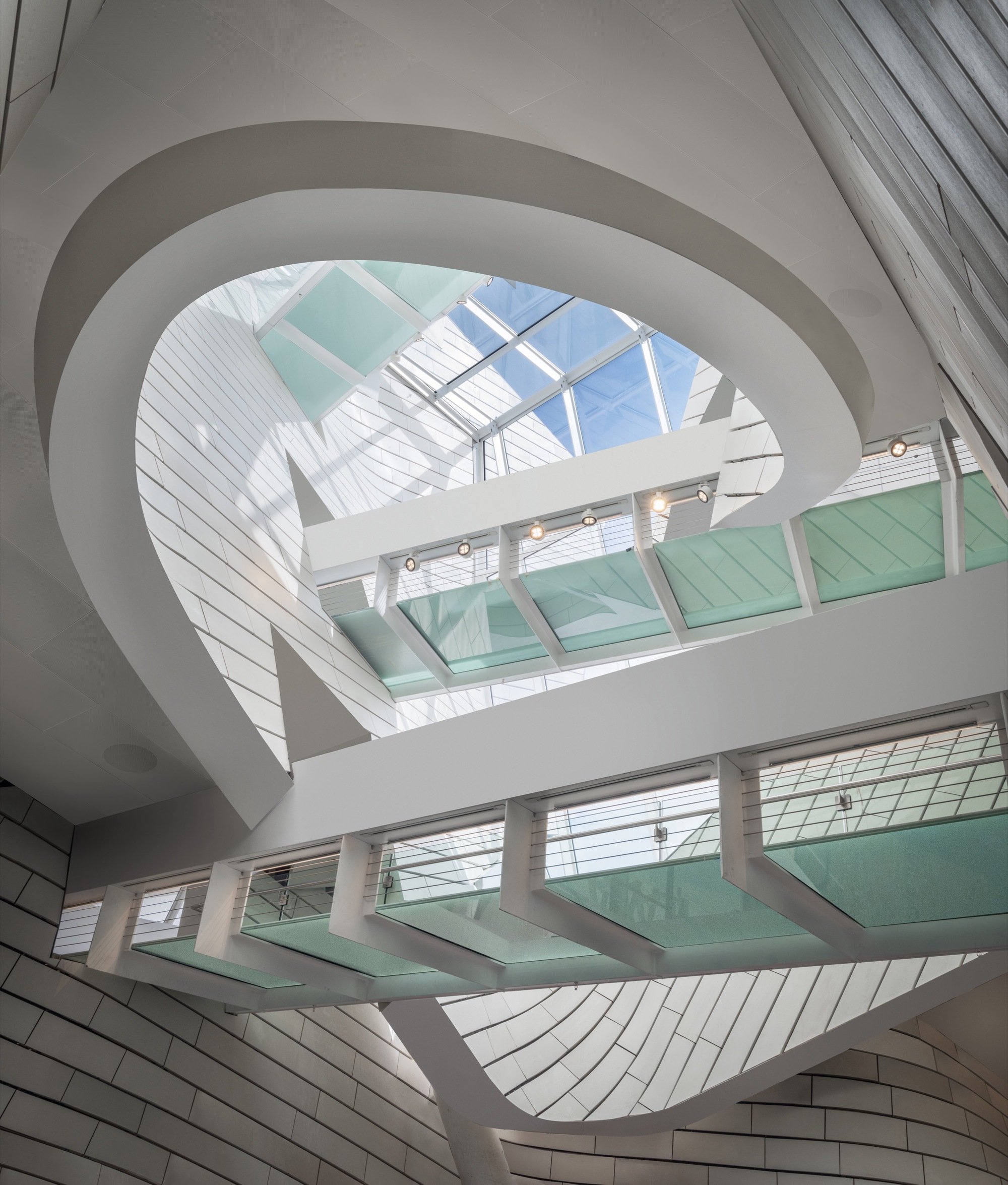 Morphosis Lifts a Landscaped Plaza Over 25,000 Square Feet of Gallery Space in Costa Mesa