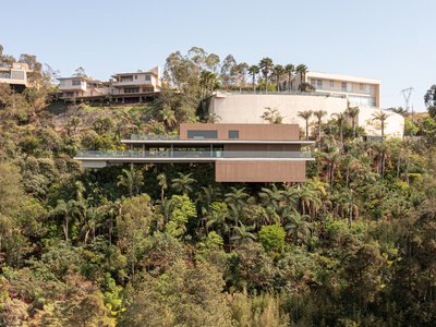 Studio mk27 Suspends a Timber and Concrete House Ten Meters Above the Minas Gerais Mountains