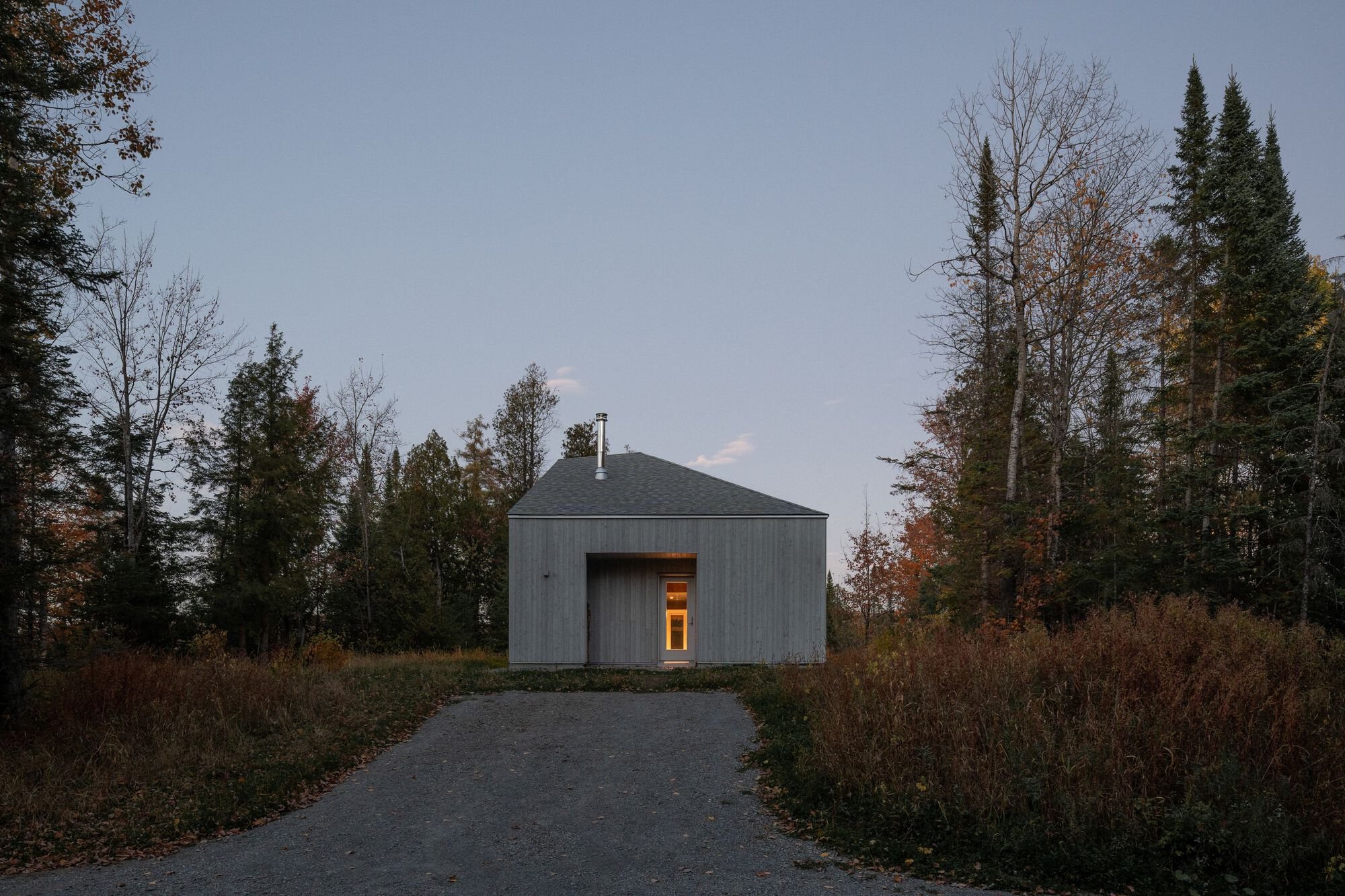 CARTA. Architecte + Designer Tuck a Pine-Lined Retreat into a Quebec Forest Plateau