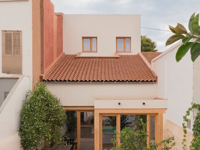 Paco Oria Estudio Rebuilds a 1949 Valencian Town House Around Timber, Terracotta, and a New Interior Patio