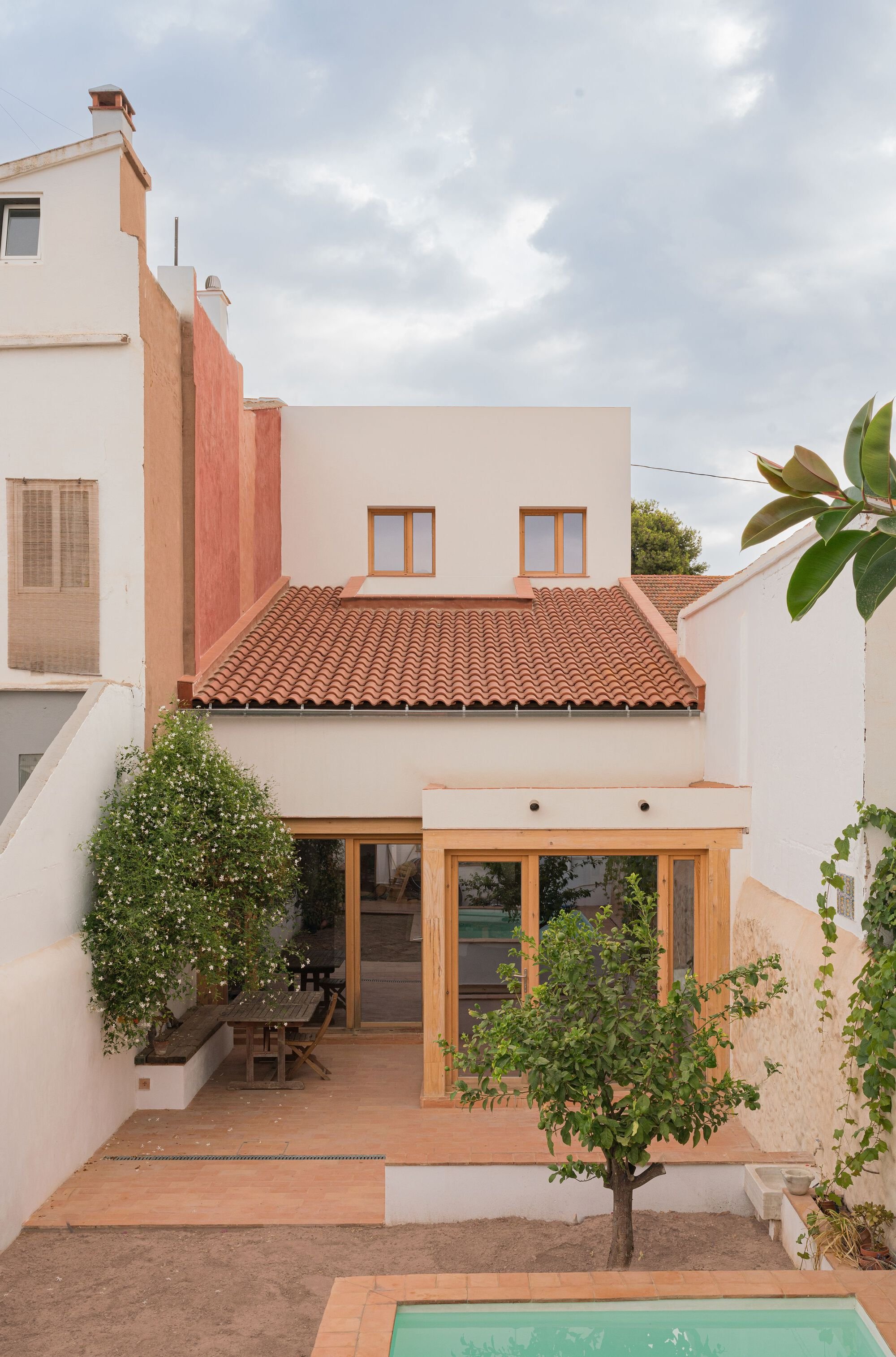 Paco Oria Estudio Rebuilds a 1949 Valencian Town House Around Timber, Terracotta, and a New Interior Patio
