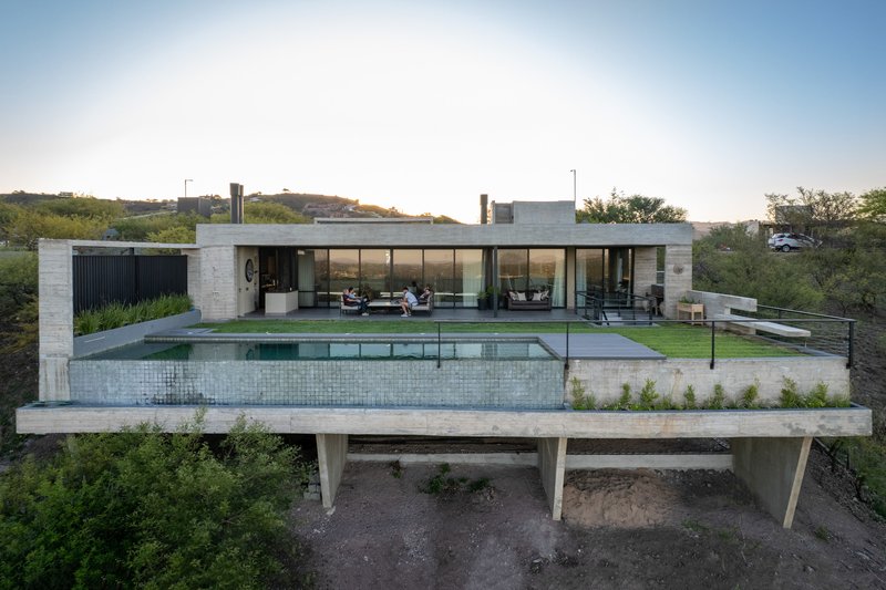 Grupo Eisen Suspends a Concrete Platform over an Argentine Hillside to Frame City Views