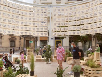 El fabricante de espheras Weaves a Market Pavilion from Tote Bags and Fruit Crates in València