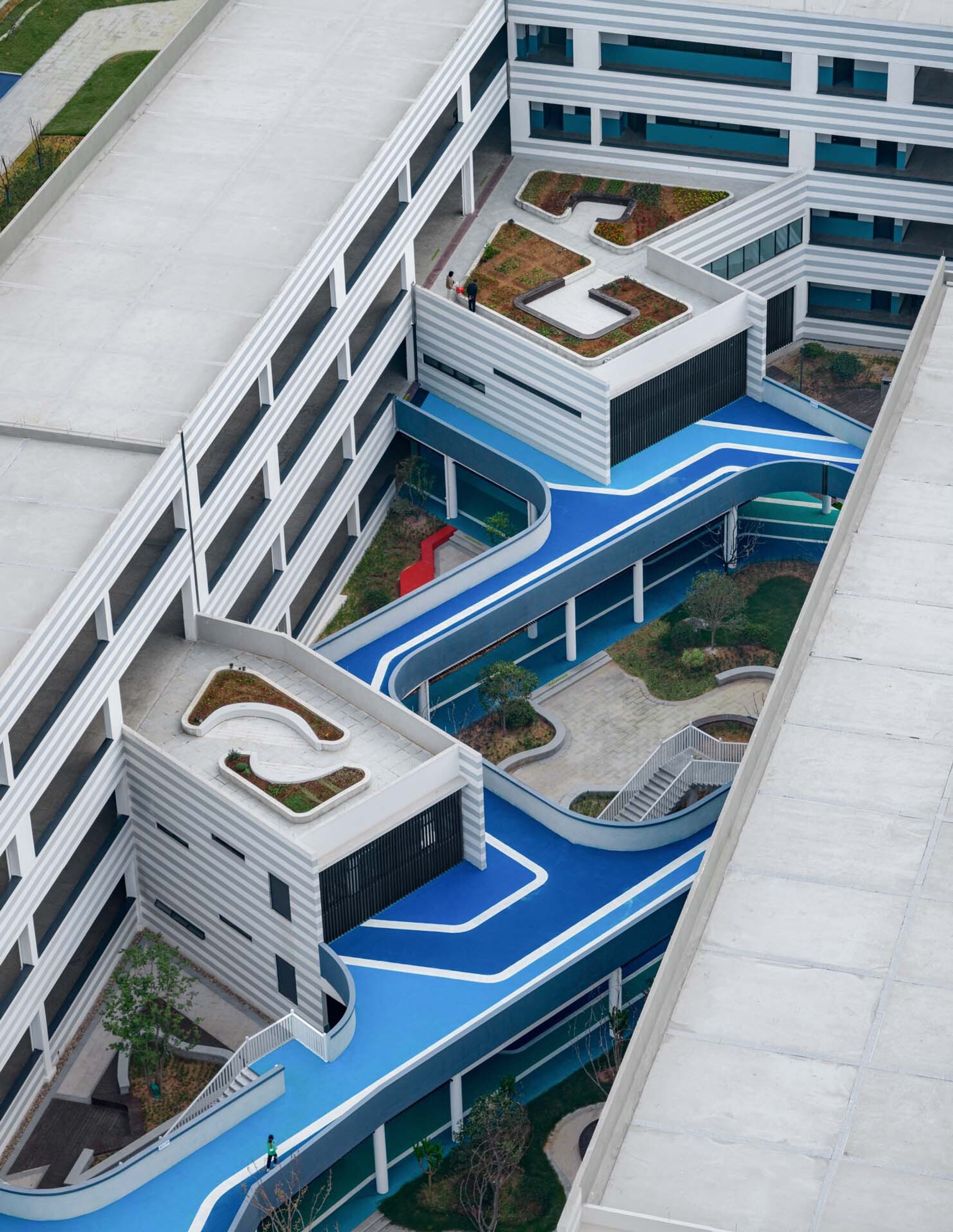 LYCS Architecture Wraps a 300-Meter U around Pocket Parks for a Quzhou Primary School