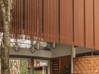 STAPATI Wraps a Kerala Ayurveda Center in Curved Timber Fins and Laterite Stone