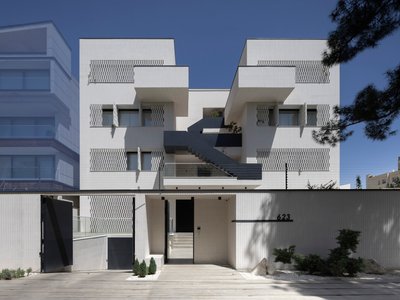 Sepide Elmi Turns a Staircase into the Protagonist of an Apartment Building in Karaj