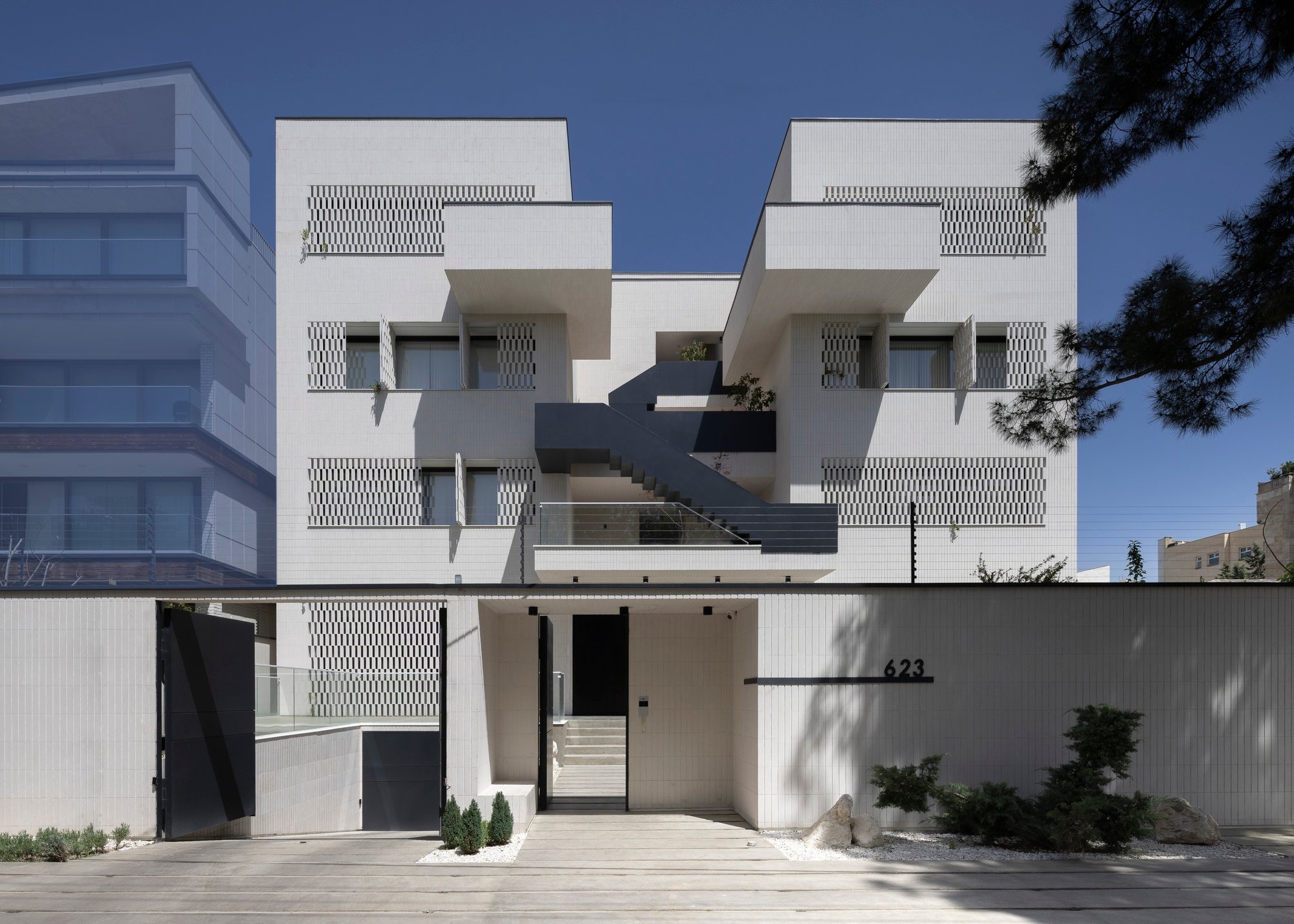 Sepide Elmi Turns a Staircase into the Protagonist of an Apartment Building in Karaj