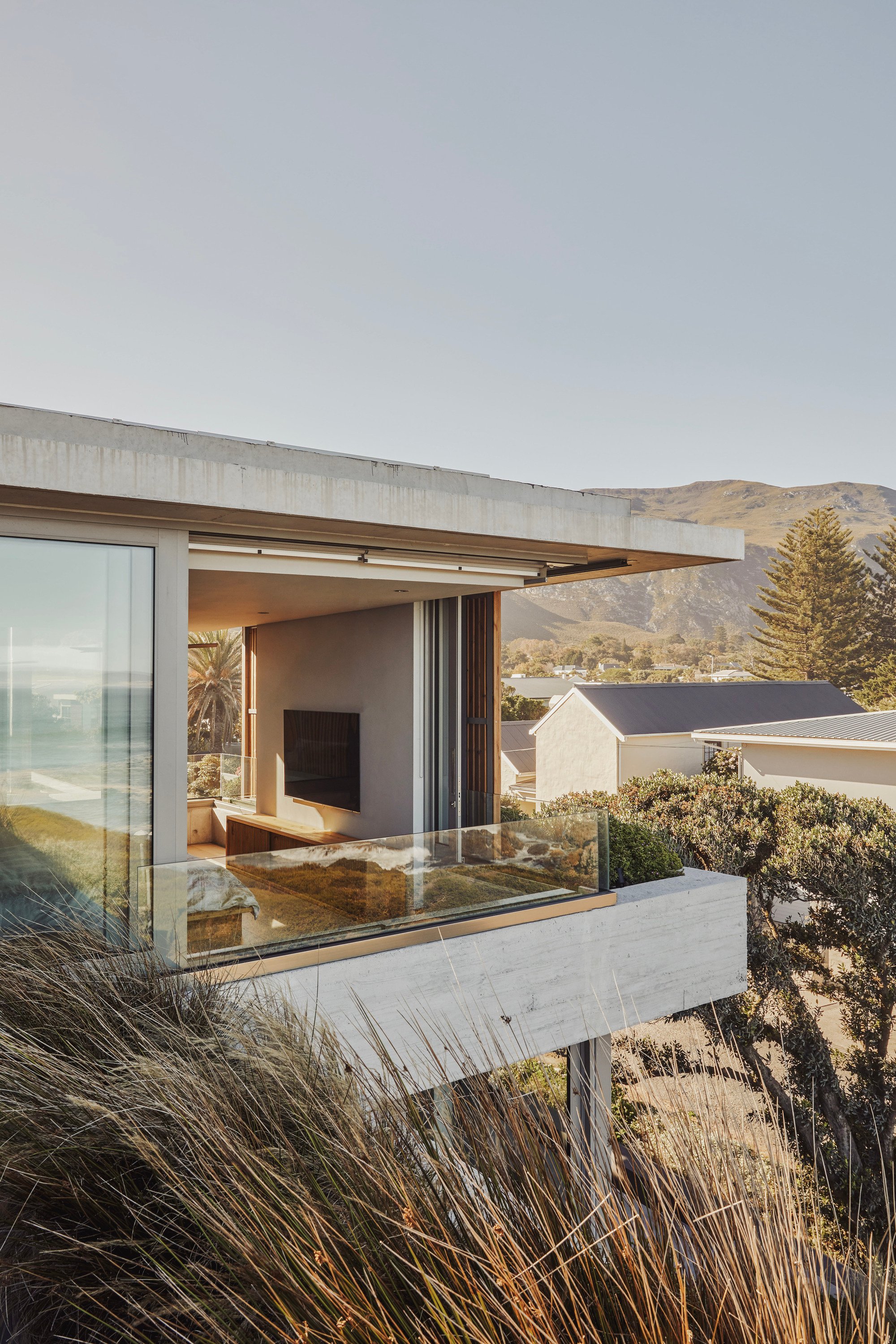 Abon Studio Carves a Concrete Dwelling into the Rocky Coast of Hermanus, South Africa