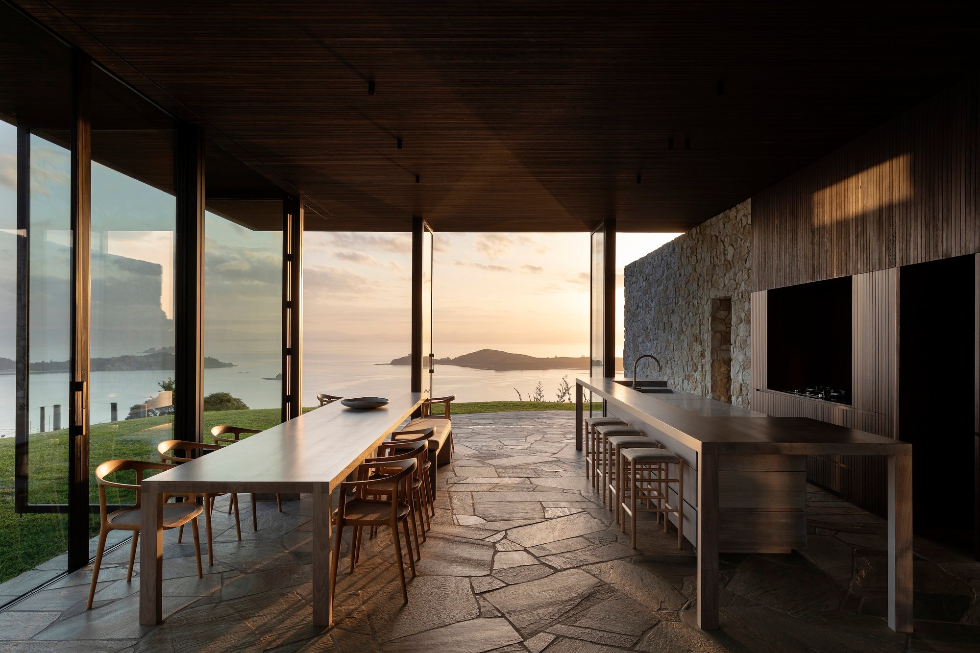 Cheshire Architects Splits a Waiheke Island Retreat in Two with a Serpentine Limestone Wall
