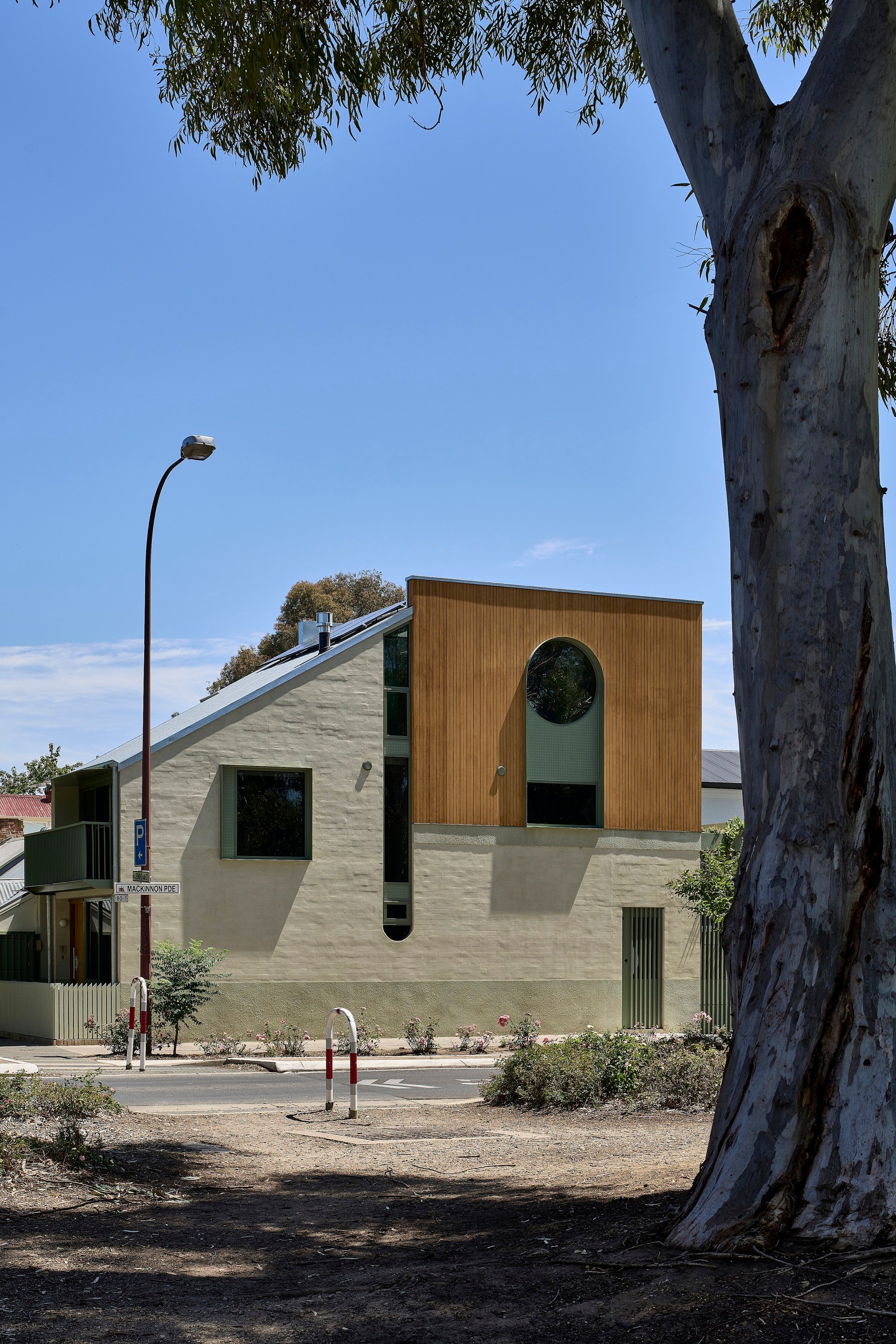 Das Studio Wraps a 96-Square-Metre Adelaide Townhouse in a Snail-Like Shell of Timber and Color