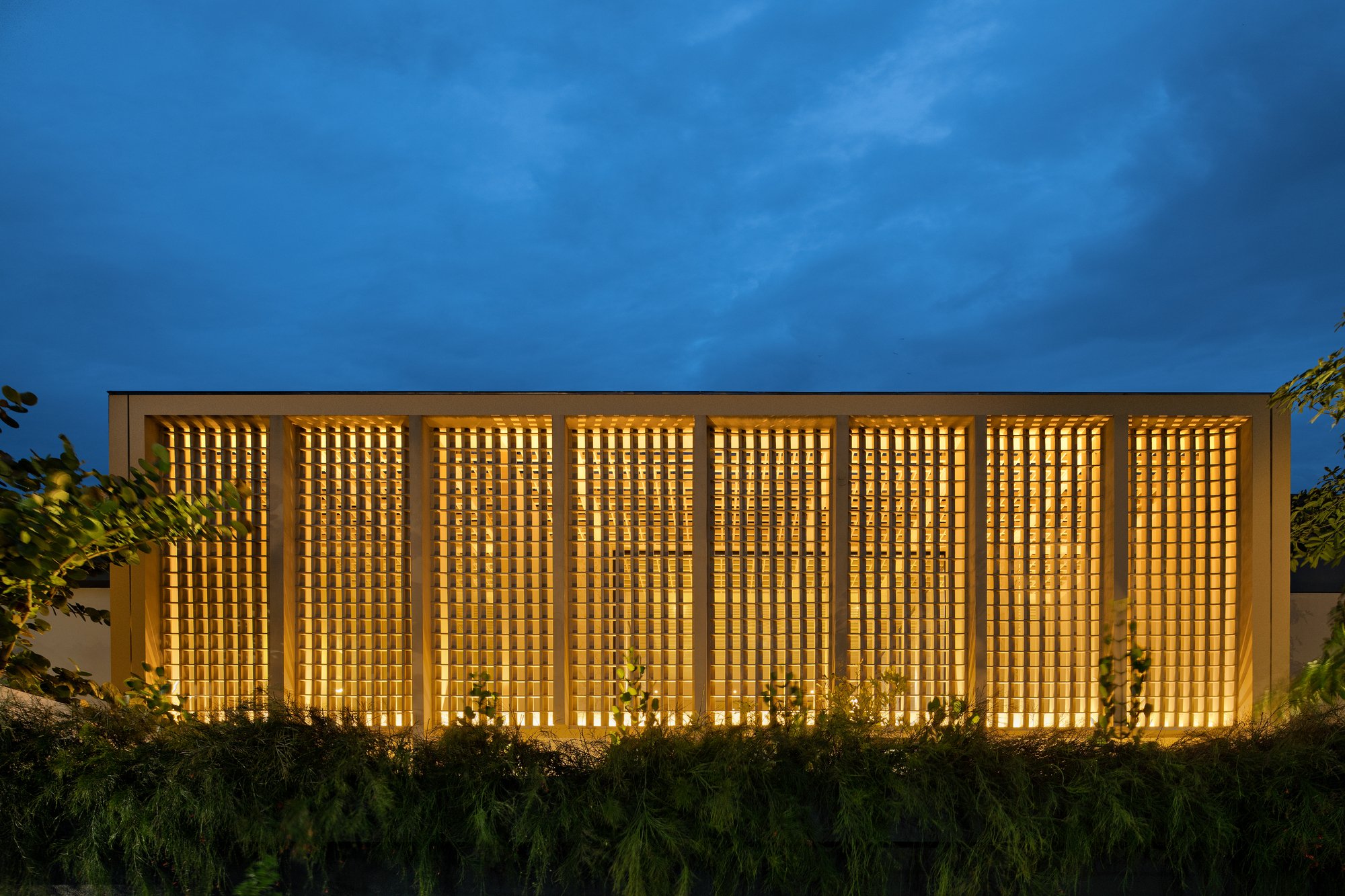Gets Architects Wraps a Multi-Generational Jakarta Home in a Honey-Colored Breeze-Block Grid